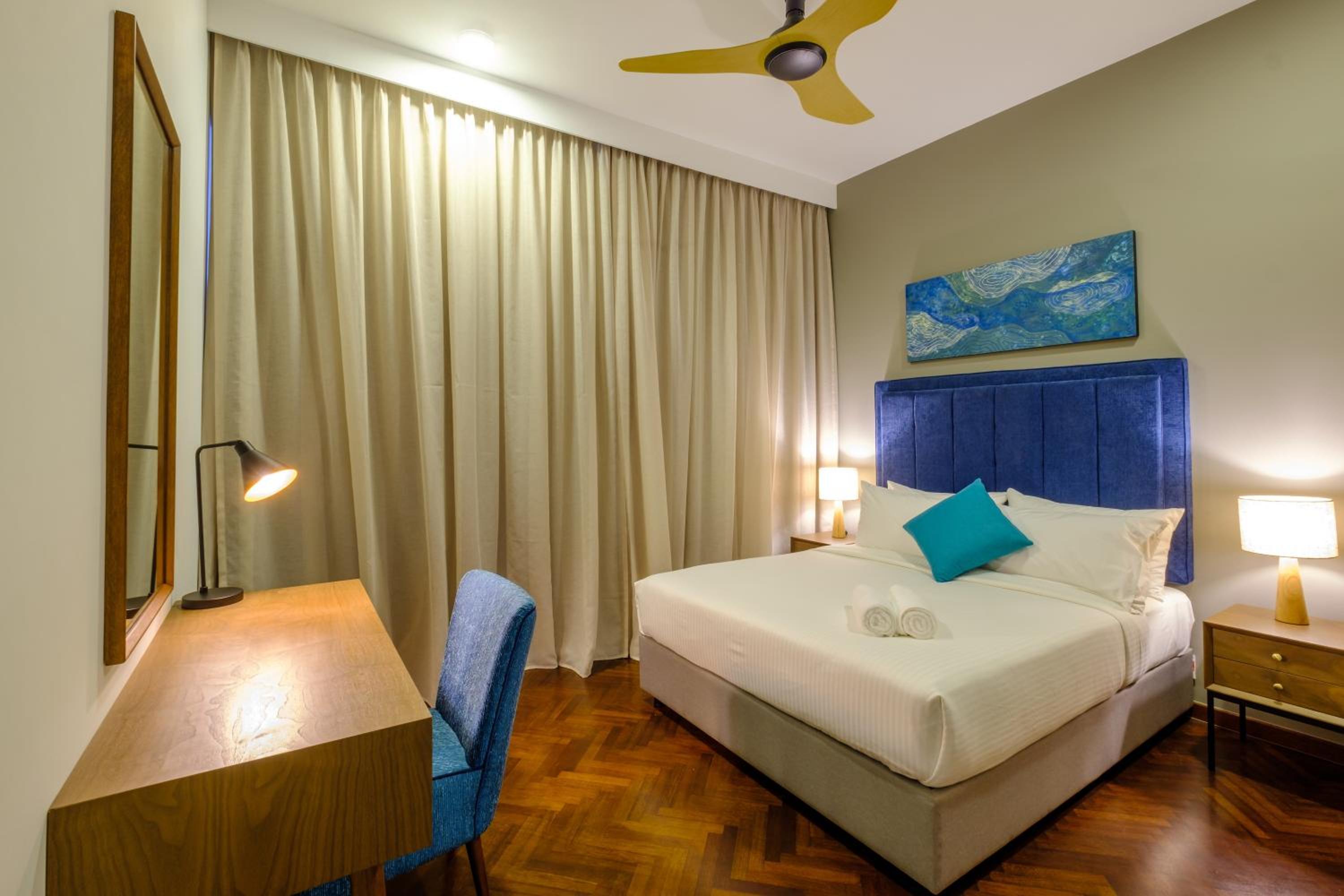 Three-Bedroom Apartment with Sea View - Photo 6