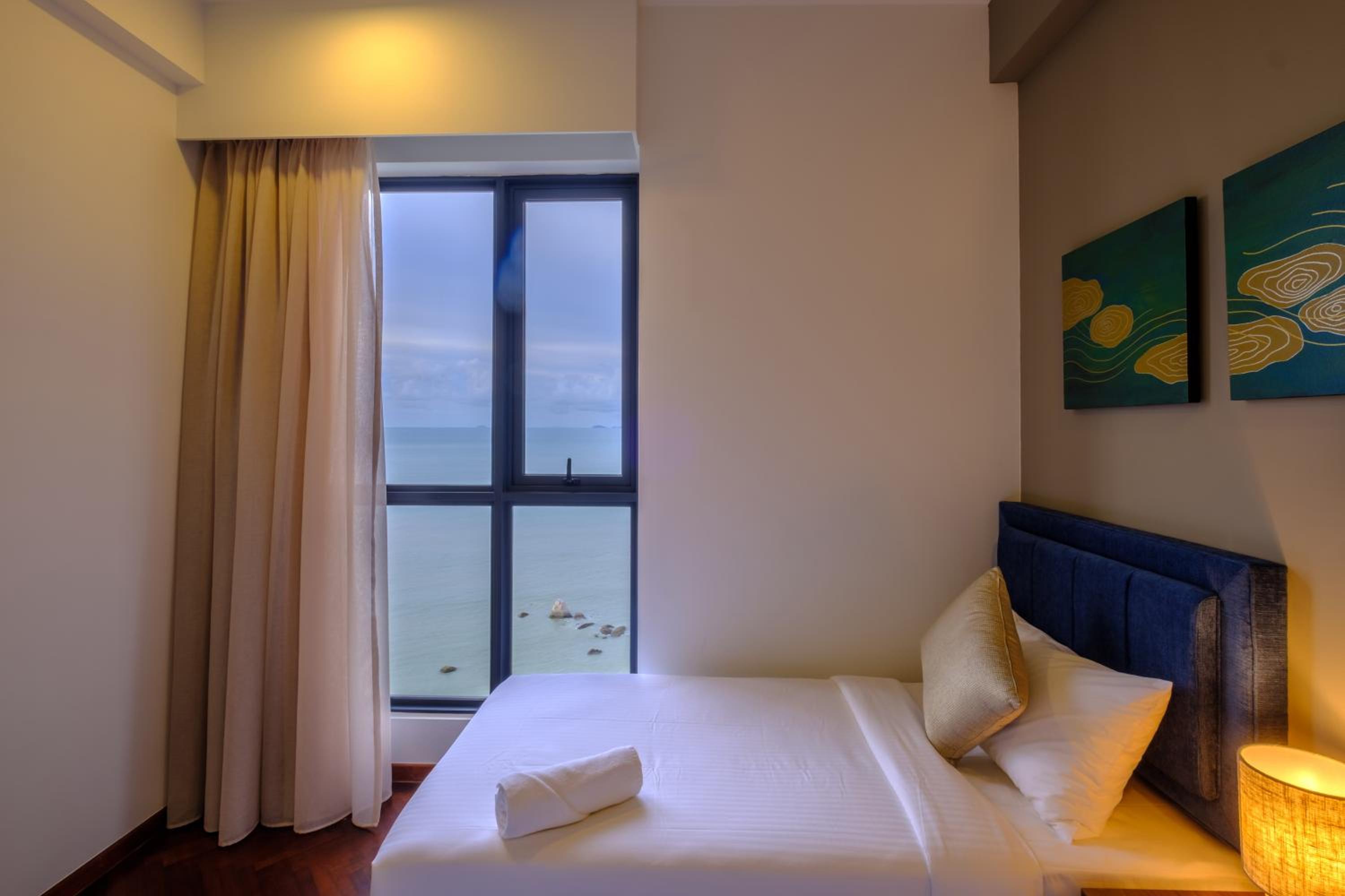 Three-Bedroom Apartment with Sea View - Photo 5