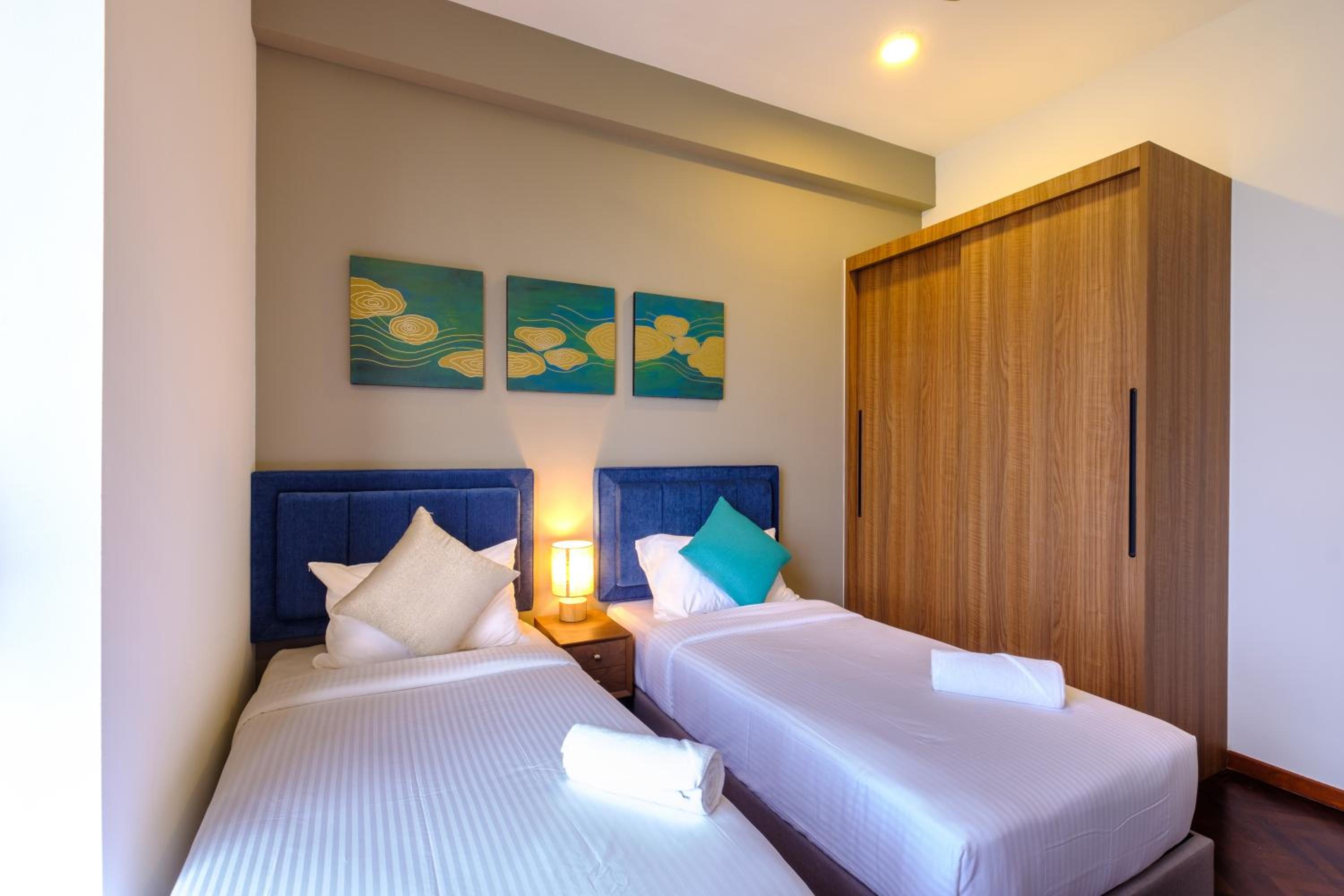 Three-Bedroom Apartment with Sea View - Photo 4