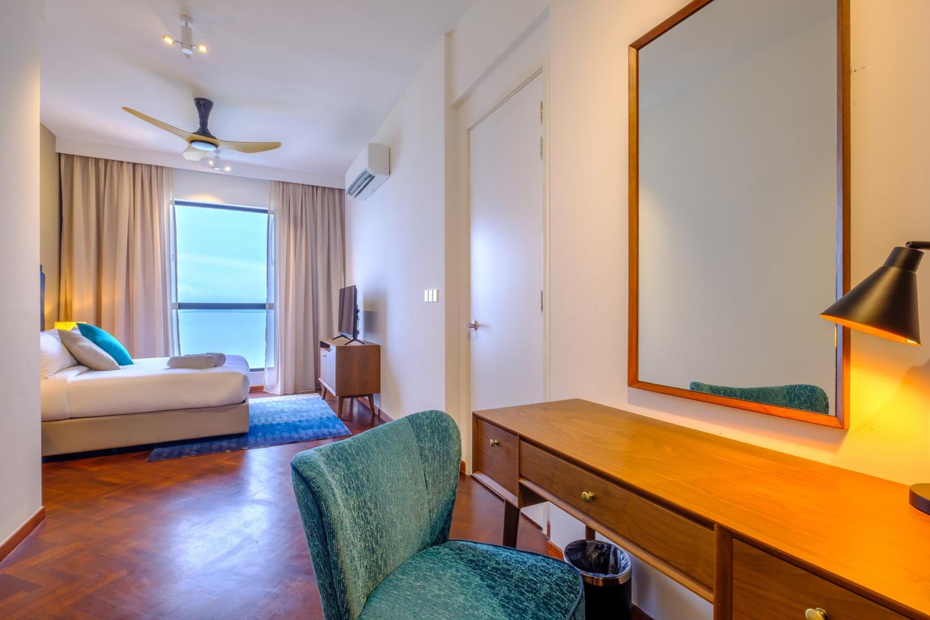 Three-Bedroom Apartment with Sea View - Photo 18