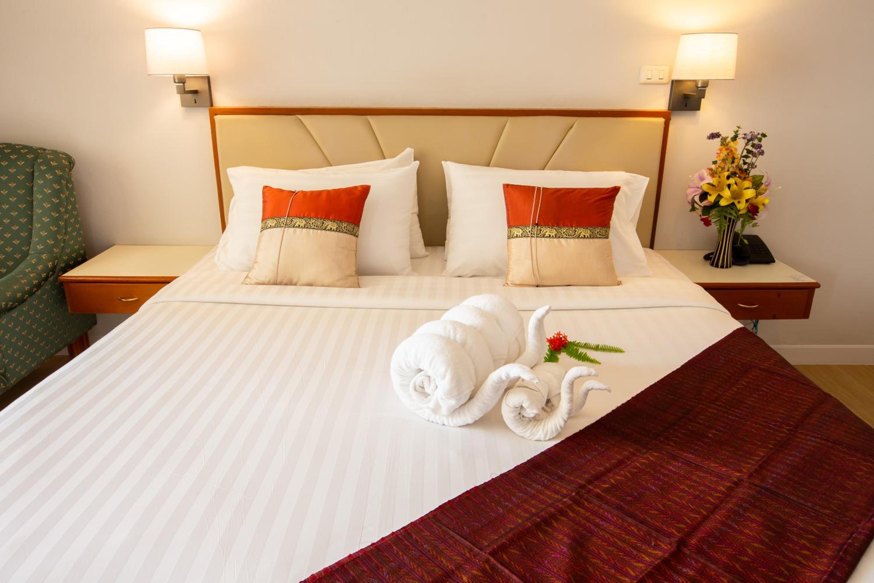 Deluxe King Room - Photo 6