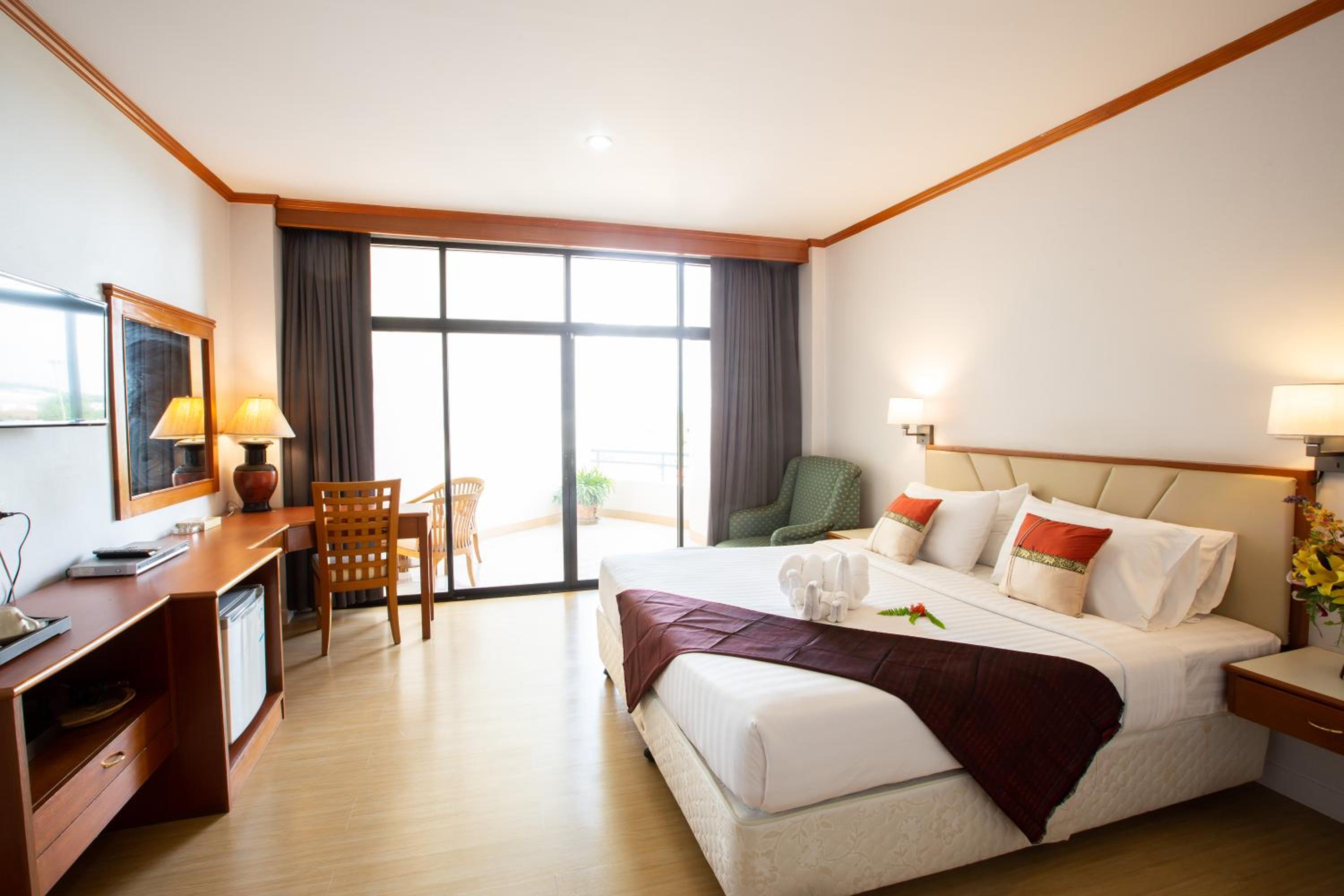 Deluxe King Room - Photo 5