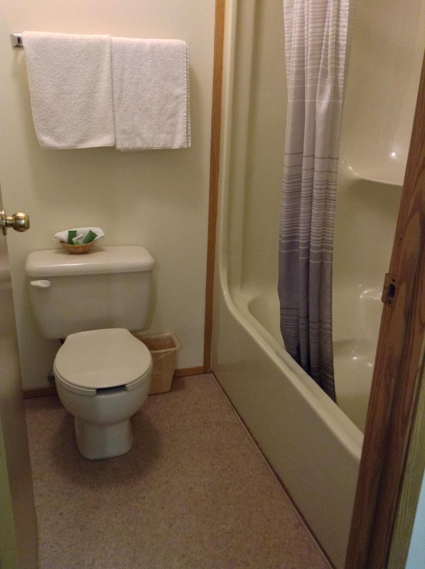 Queen Room with Two Queen Beds photo 3