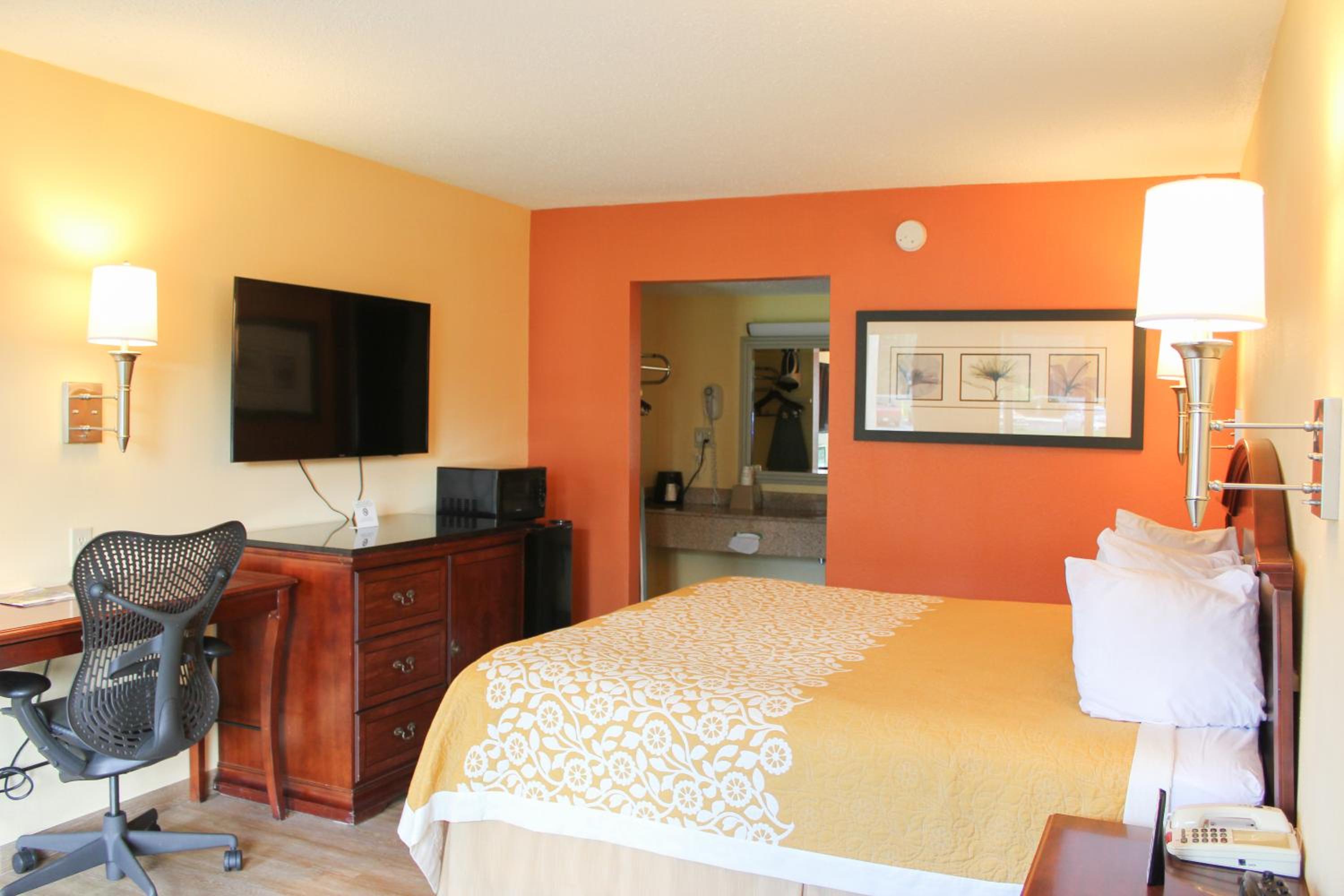 Standard King Room - Non-Smoking  - Photo 1