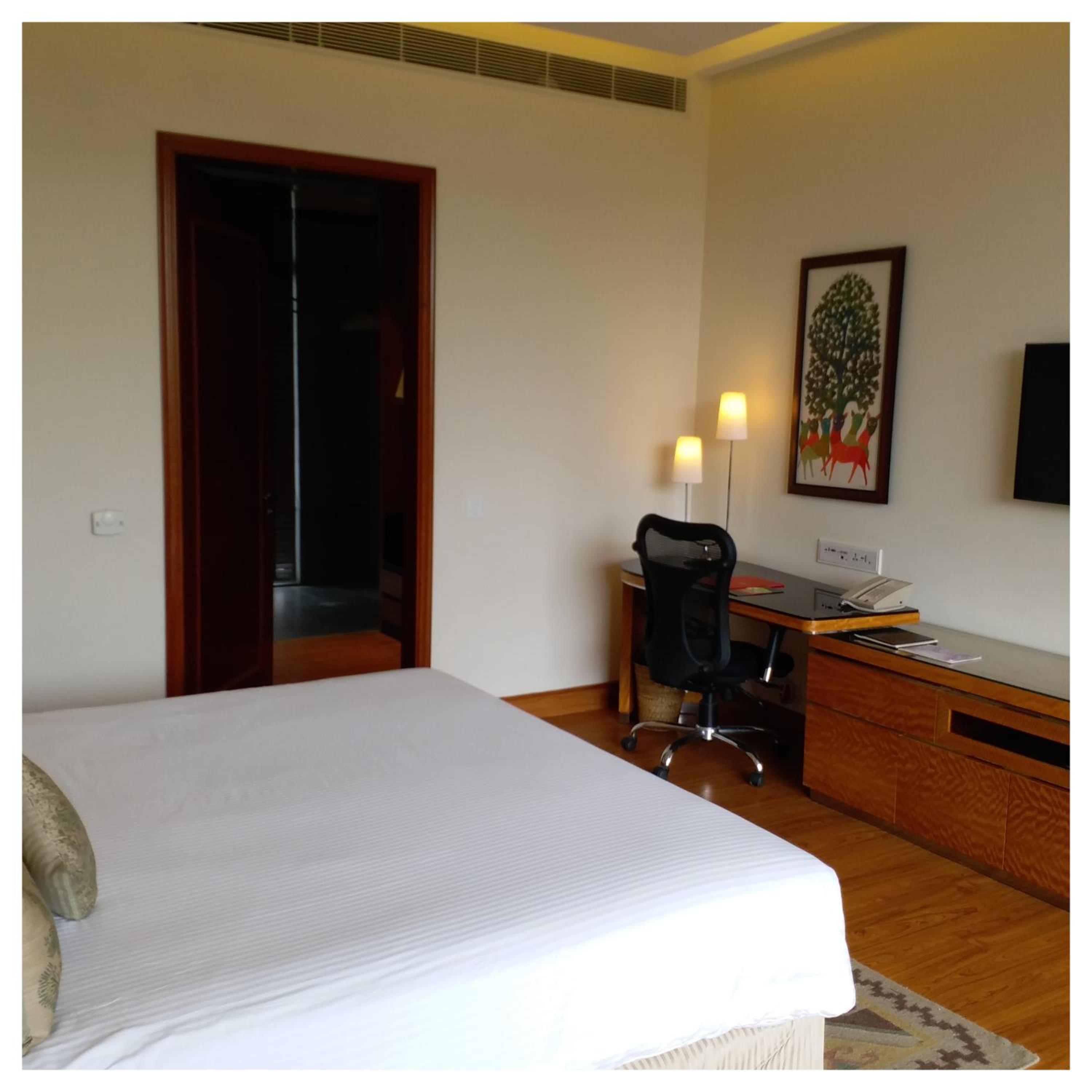 Luxury Room with Balcony - King Bed
