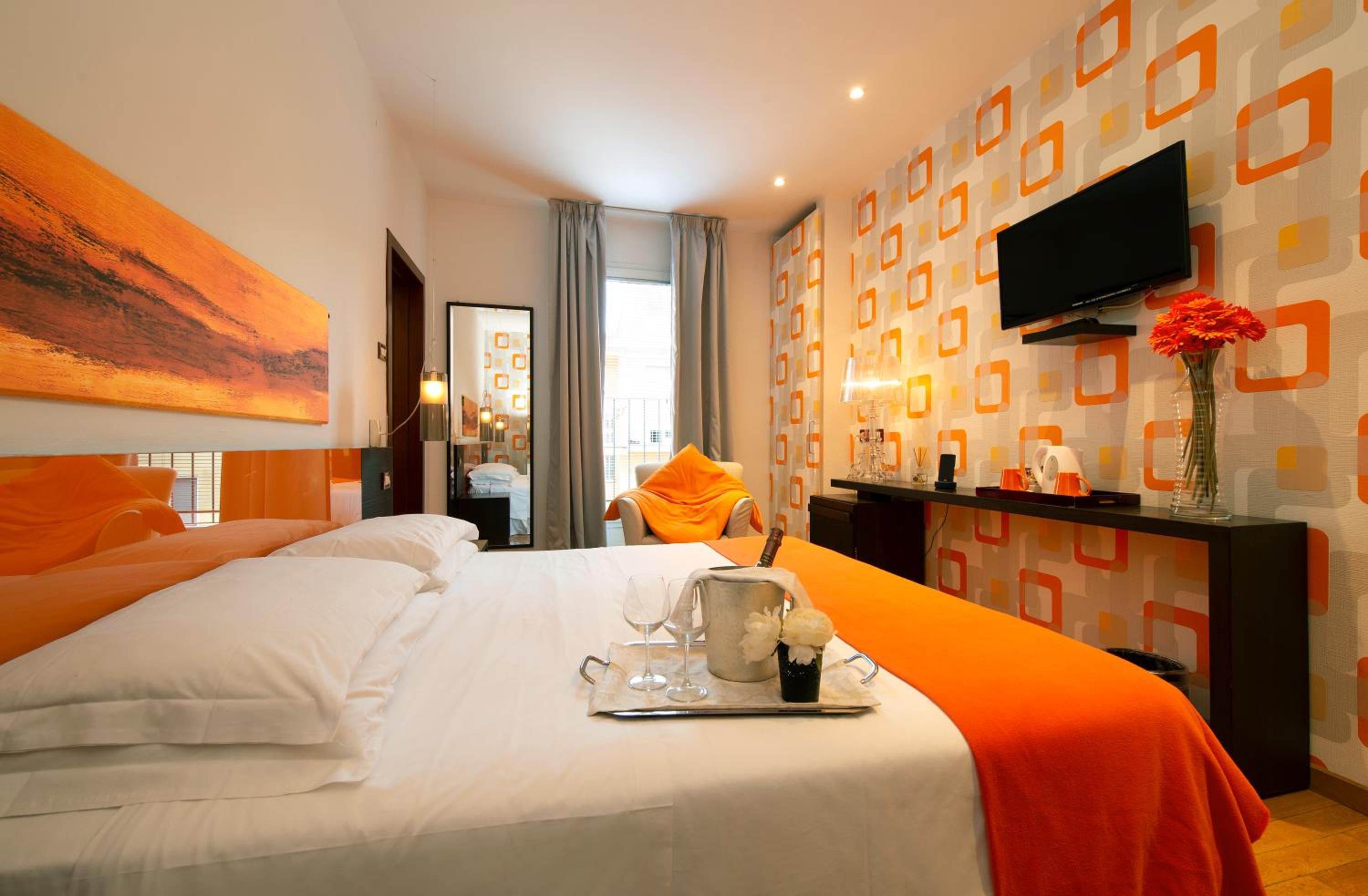 Standard Queen Room thumbnail 5