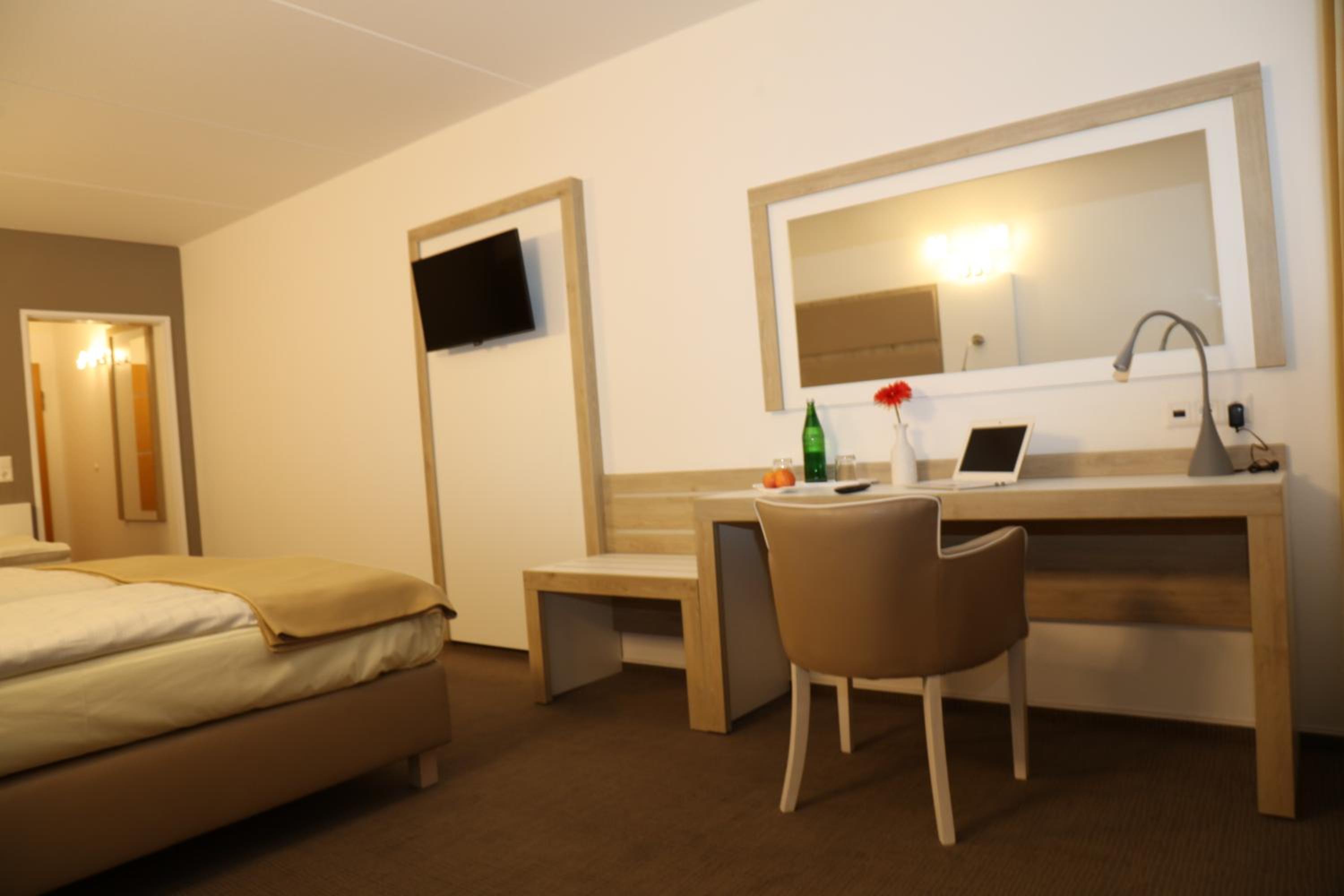 Deluxe Double Room with Balcony - Photo 7