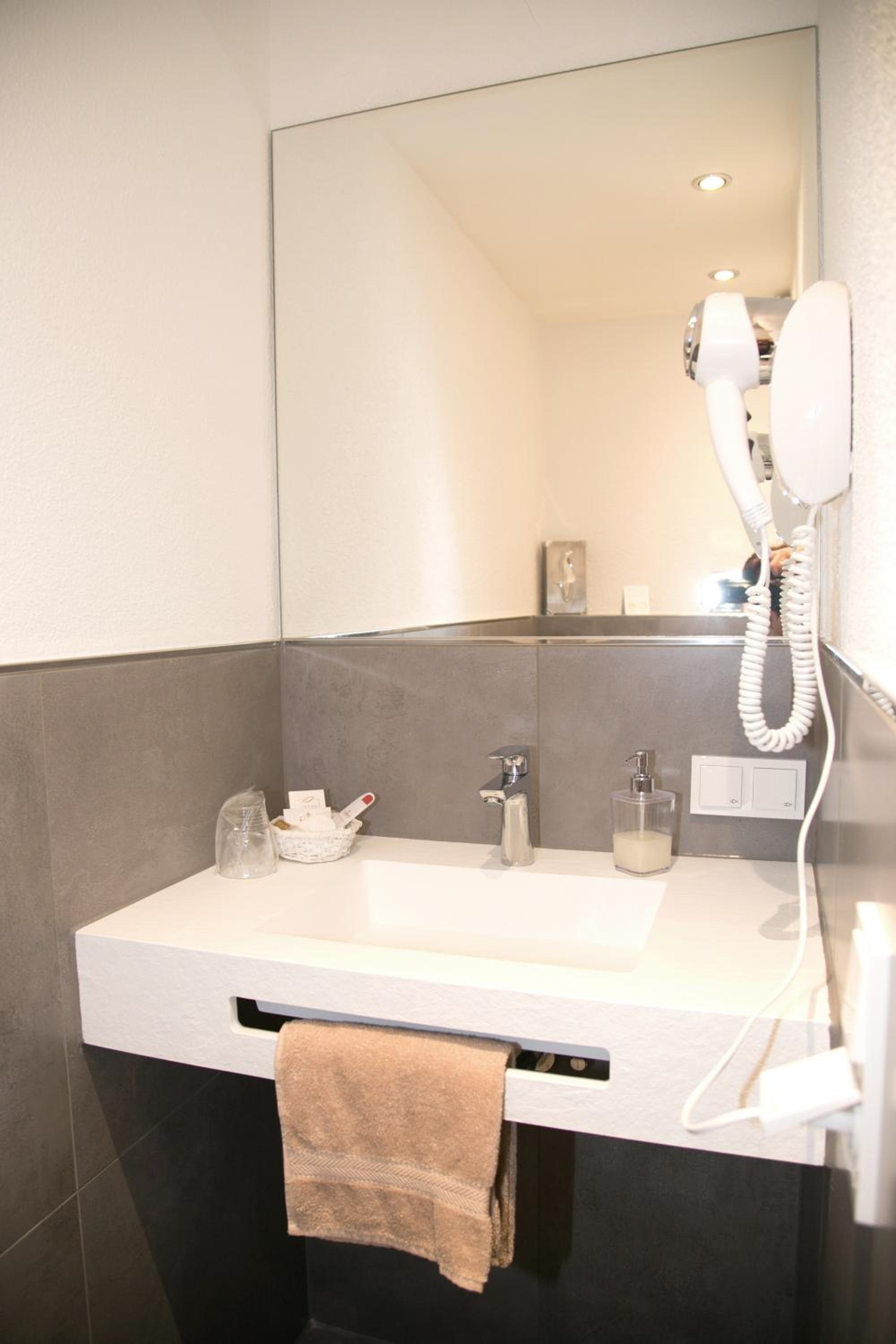 Single Room photo 3
