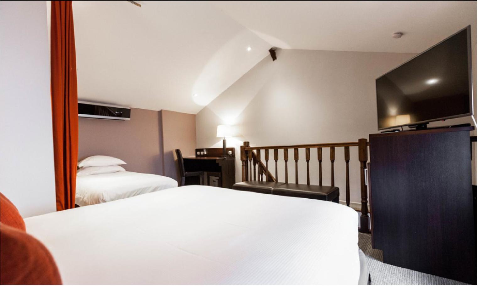 Family Room with One Queen Bed and Two Single Beds - Duplex/Non-Smoking - Photo 6