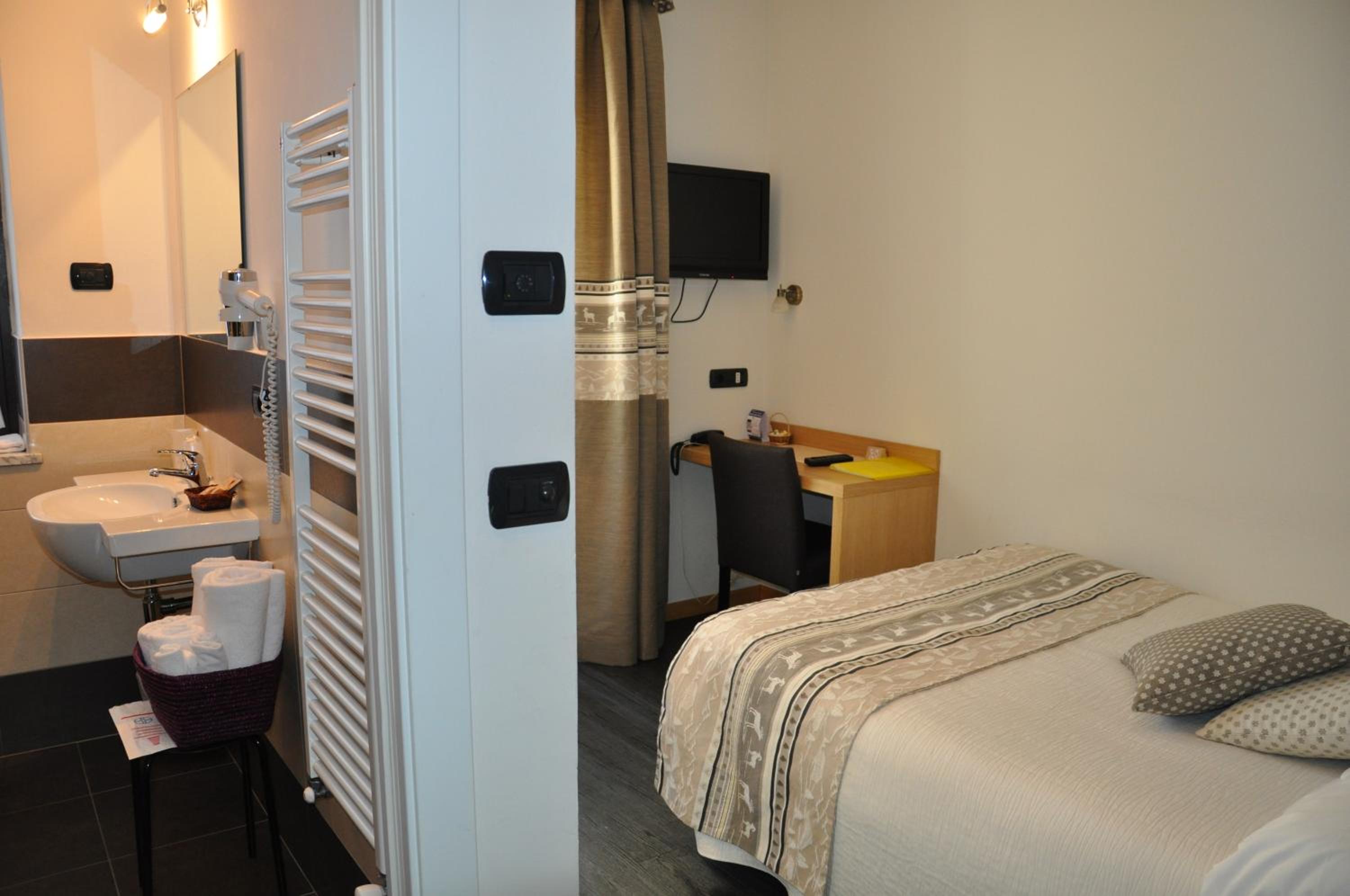 Single Room photo 2