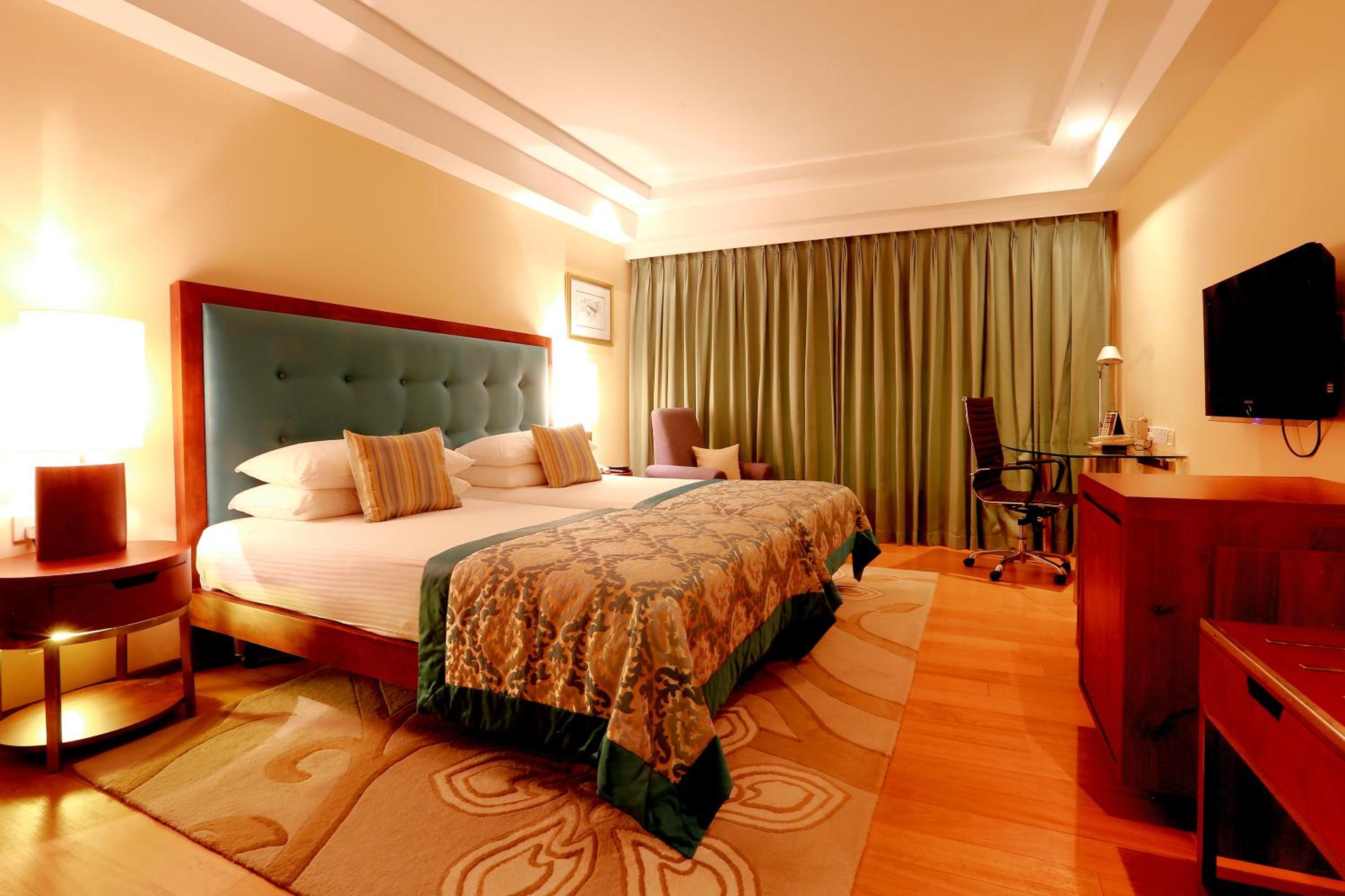 Deluxe Room City View Queen Bed - Photo 2
