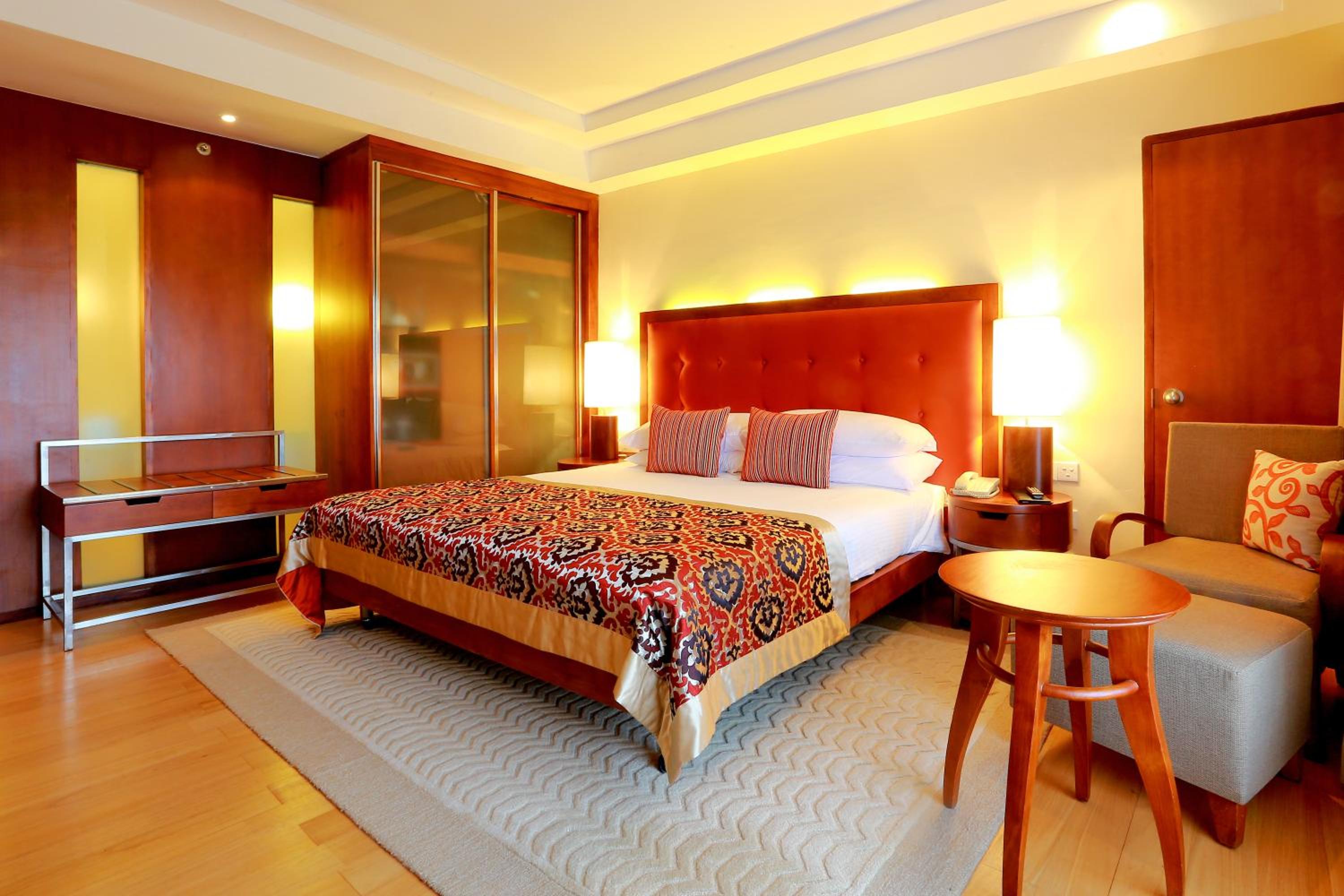 Deluxe Room City View Queen Bed - Photo 3