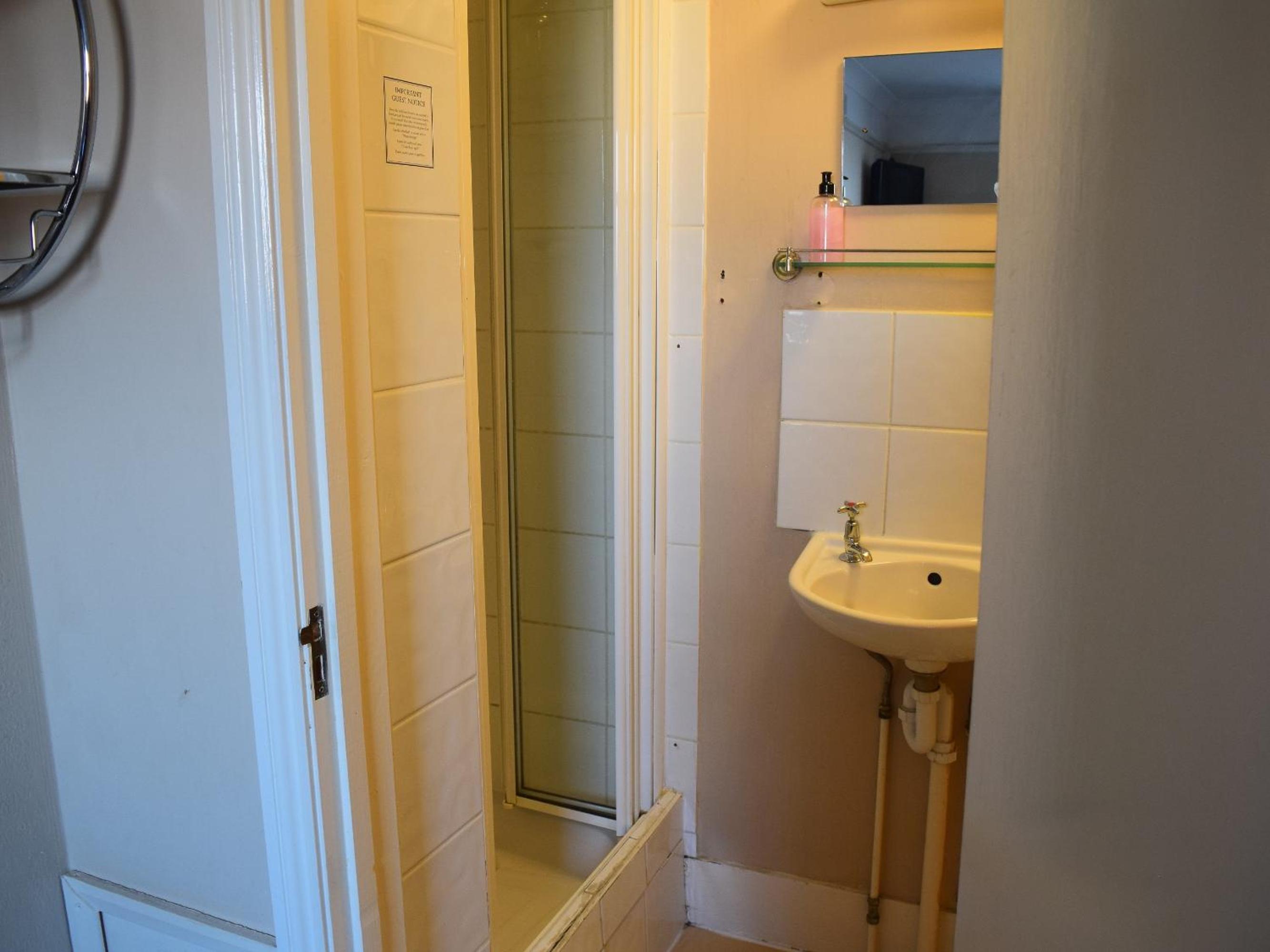 Budget Double Room - Photo 16