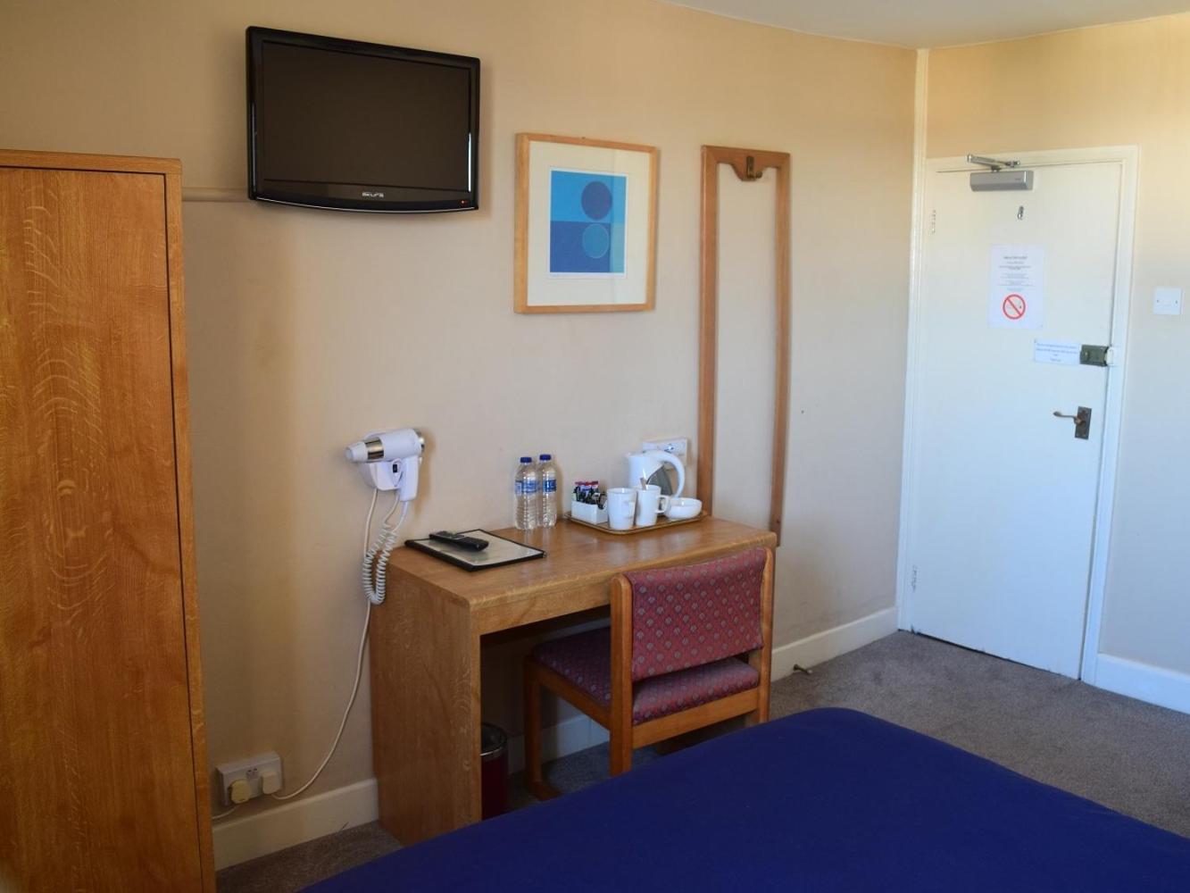 Budget Double Room - Photo 11