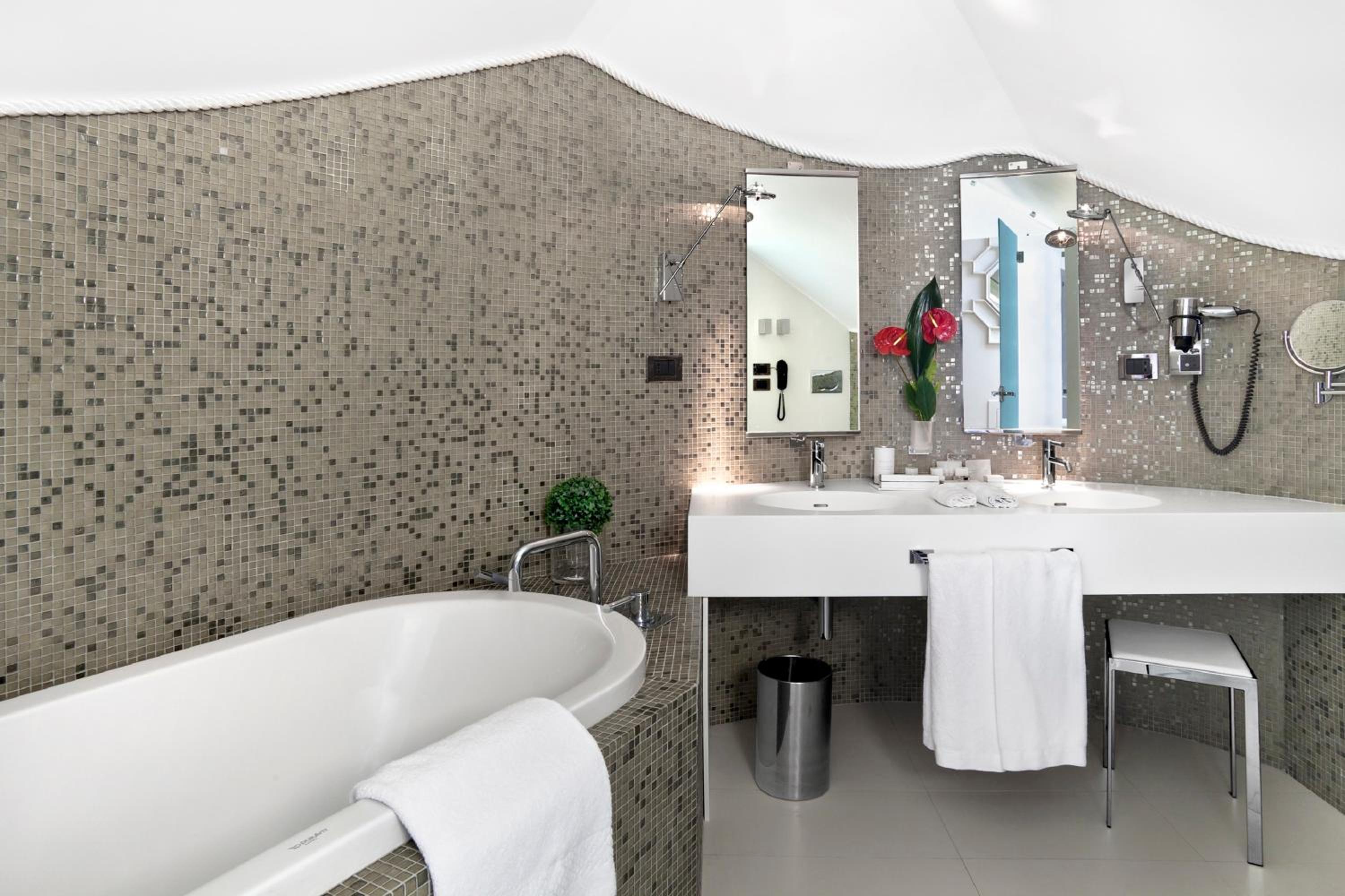 Suite with Terrace and Spa Access  - Photo 3