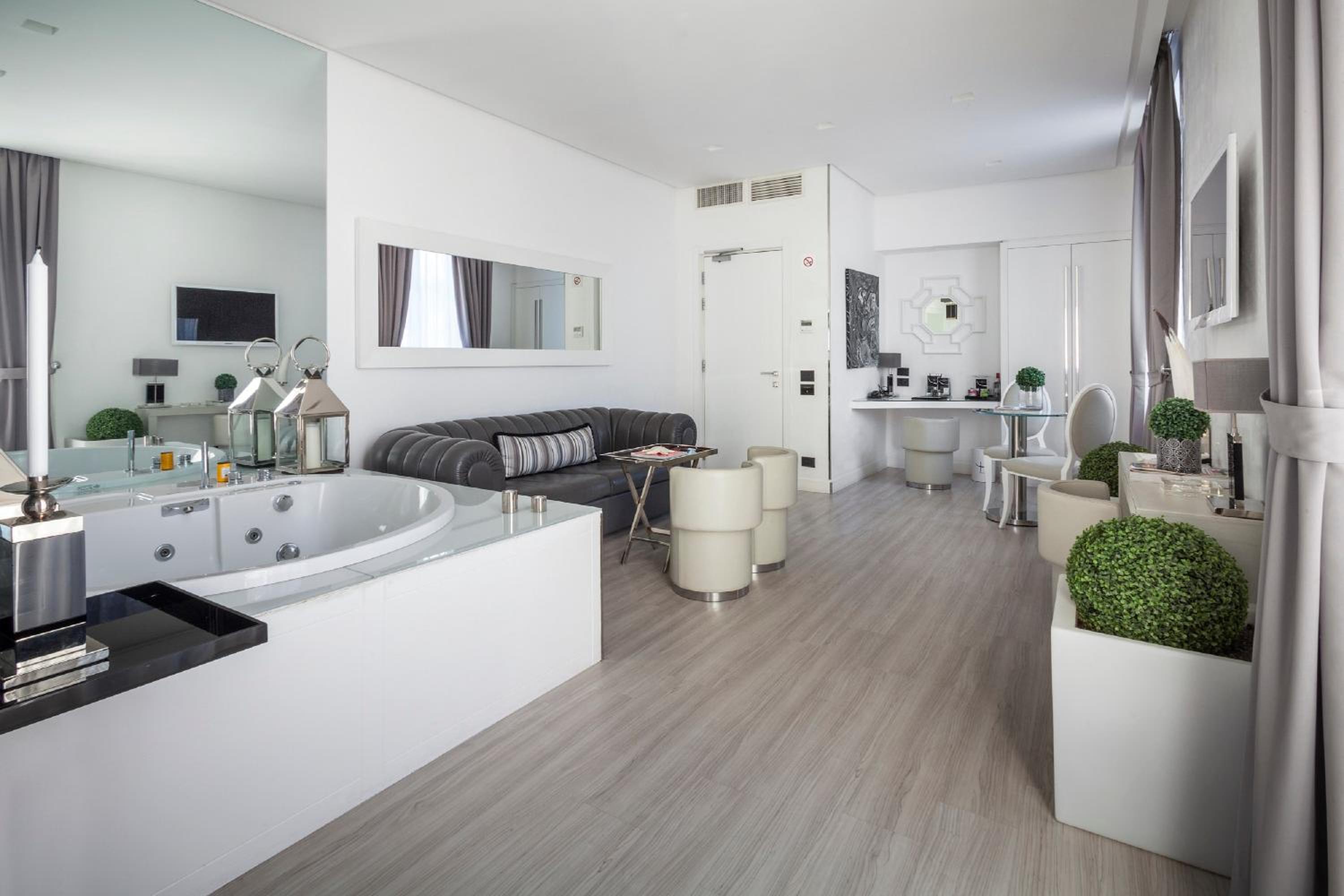 Luxury Suite with Spa Bath with Spa Access - Photo 5