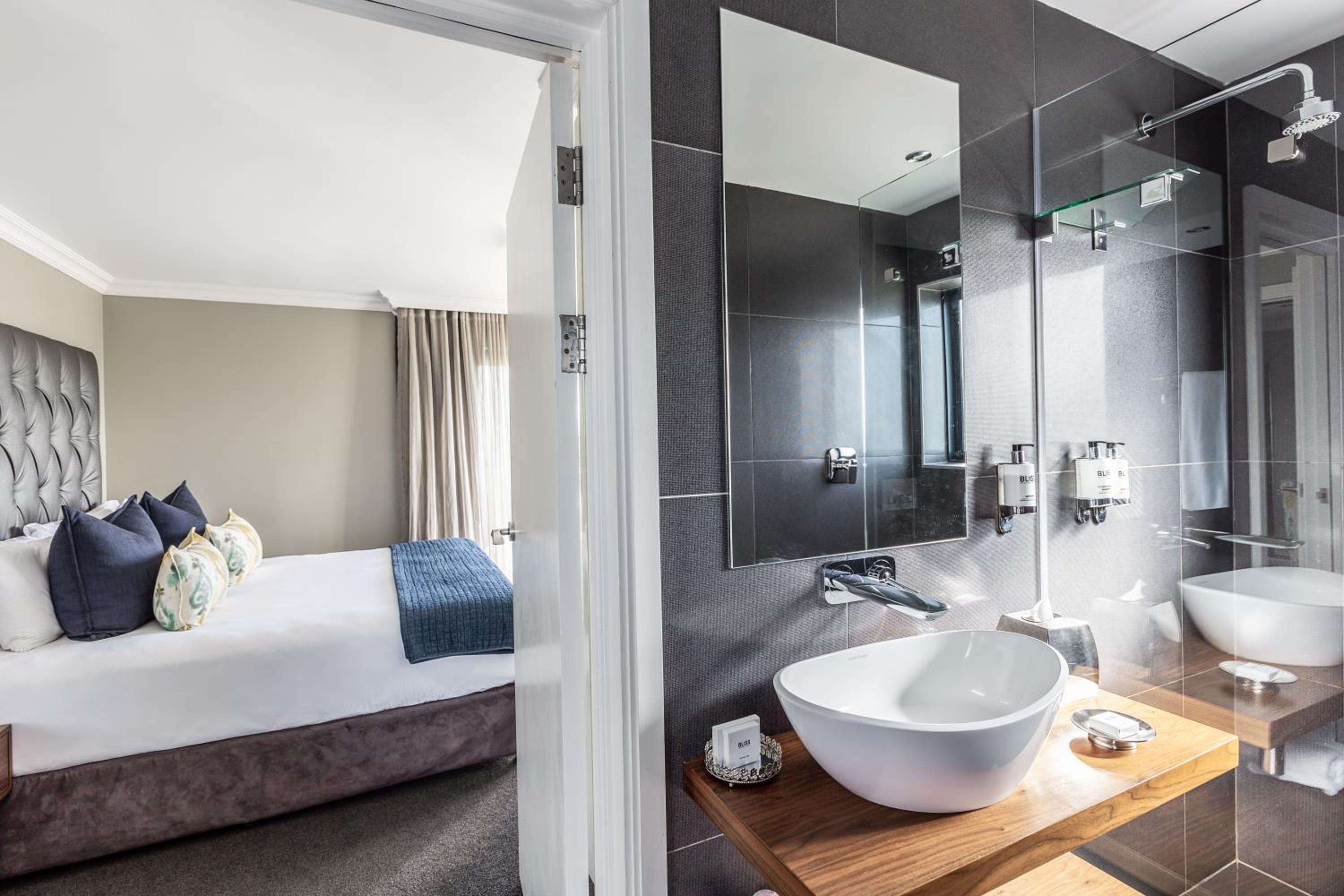 Superior King Suite photo 2