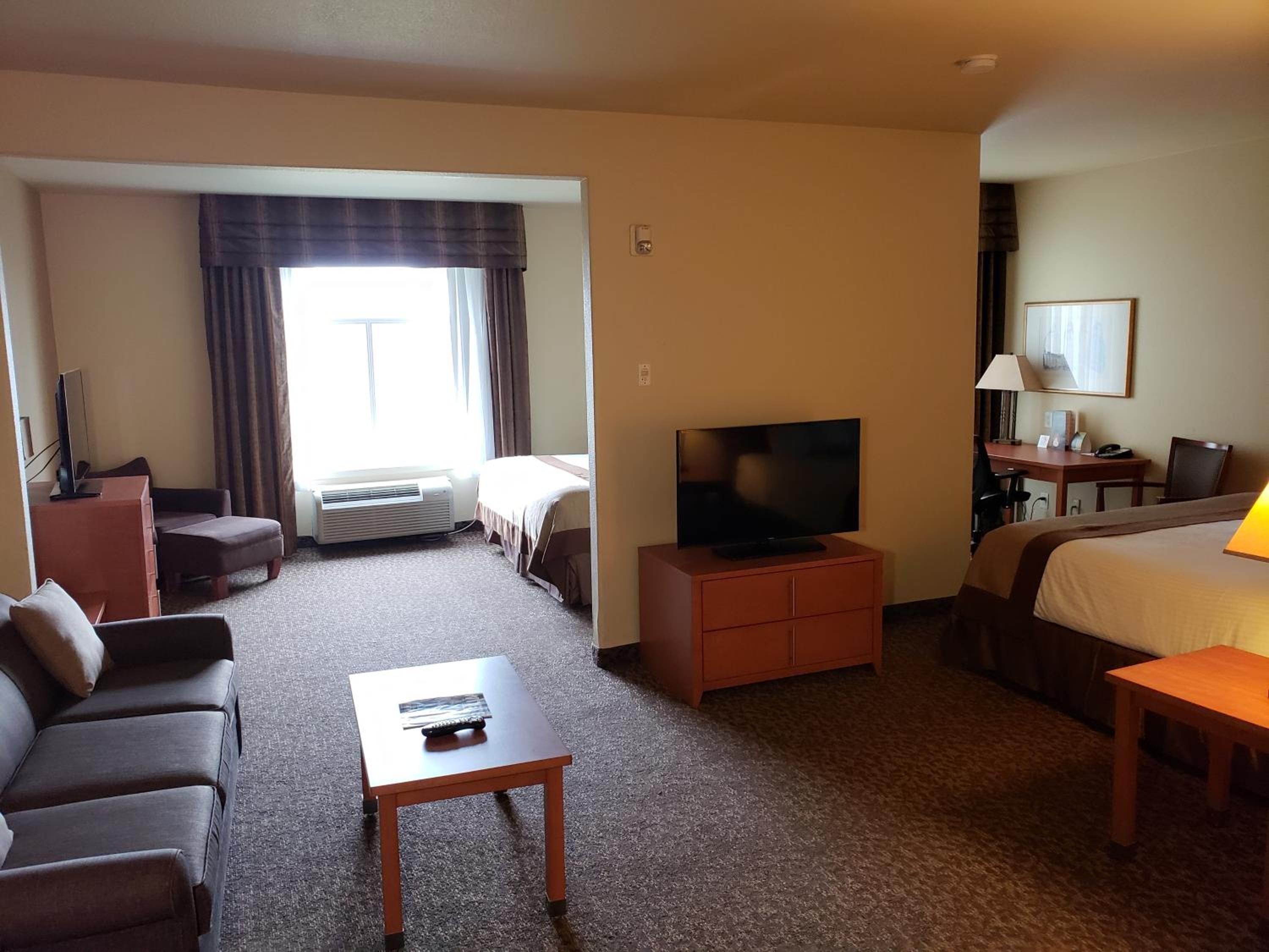 Family Suite with 2 King Beds, Non-Smoking - Photo 5