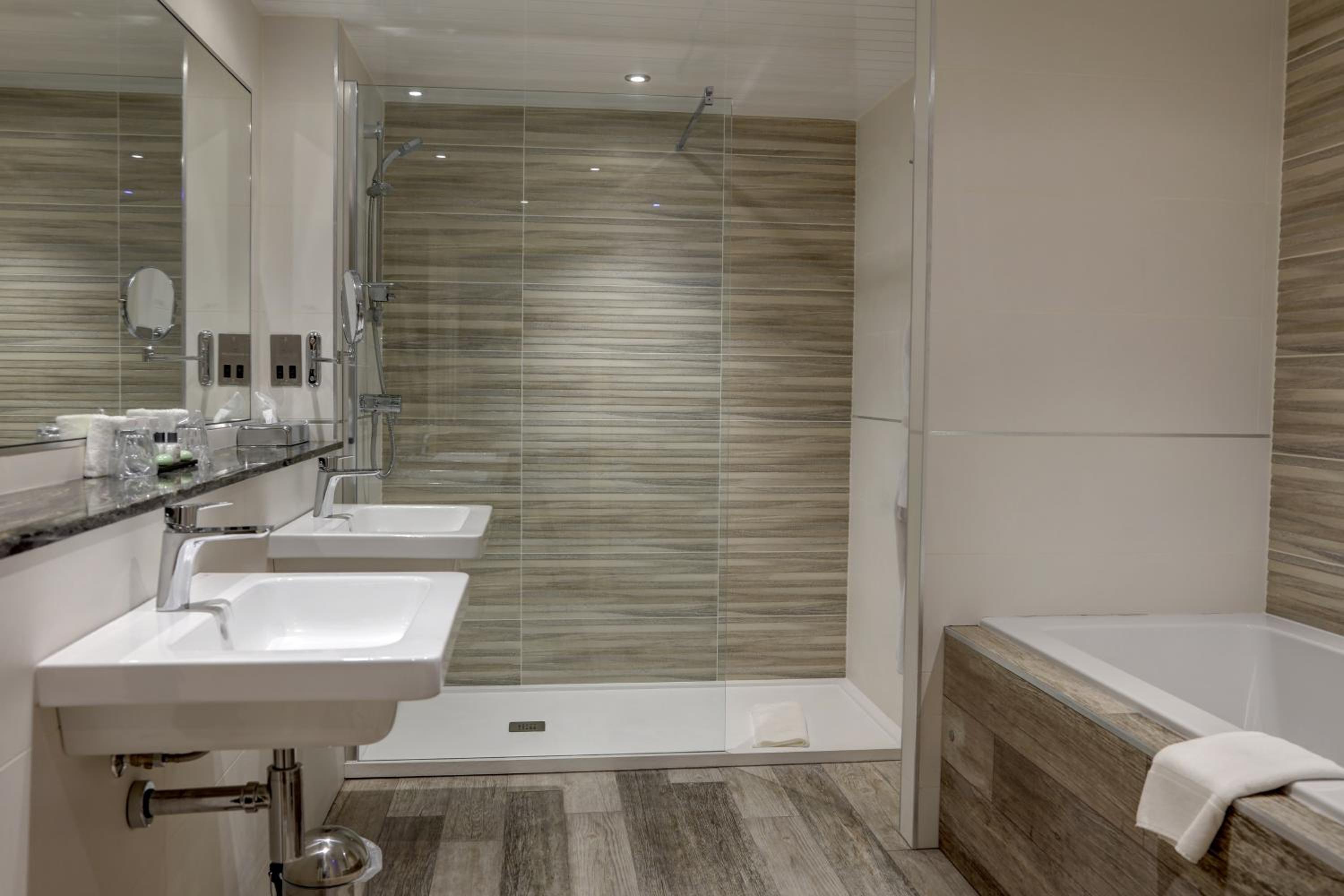 Executive King Room - Non-Smoking - Photo 6