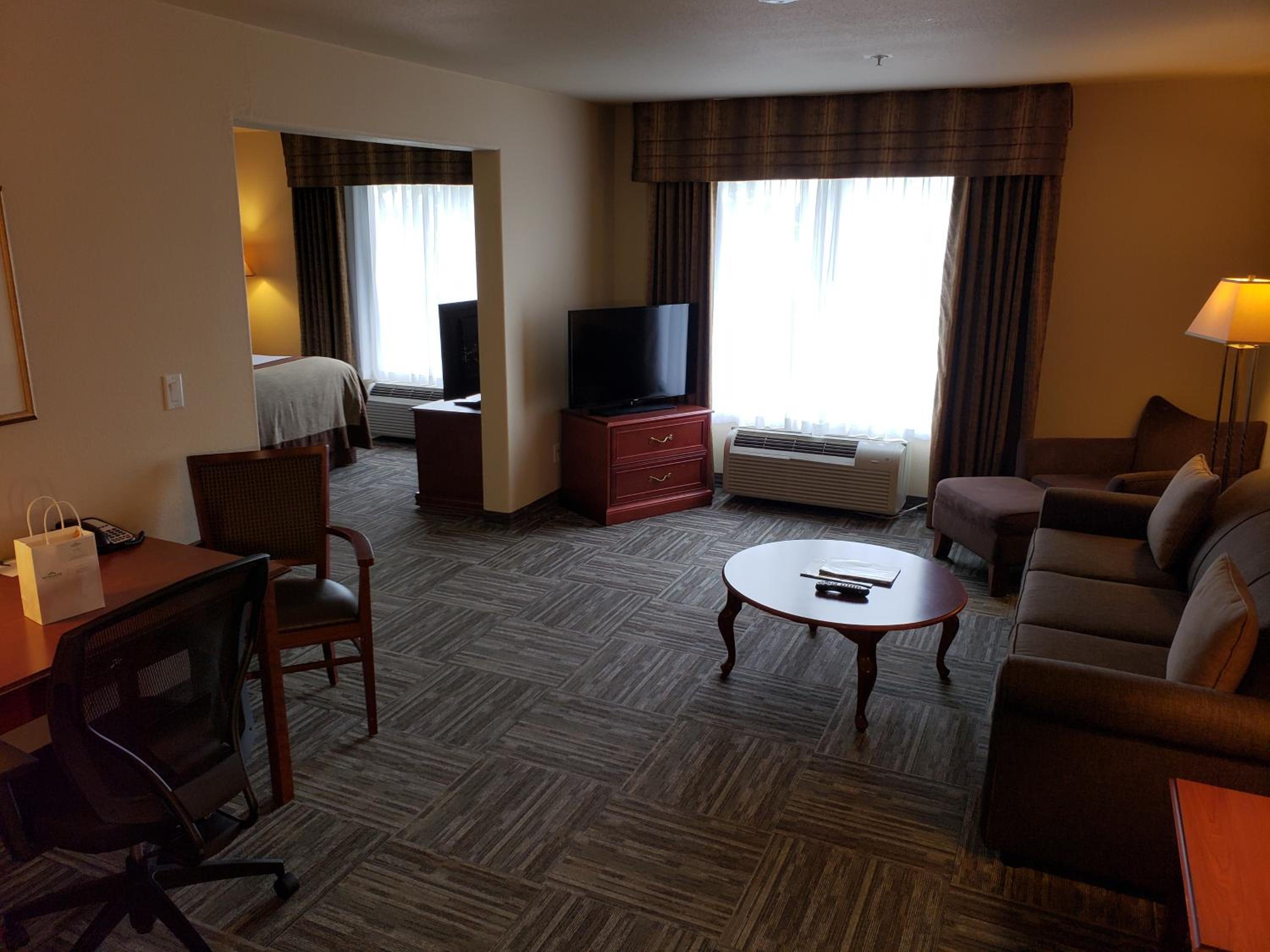 King Junior Suite, Non-Smoking - Photo 6
