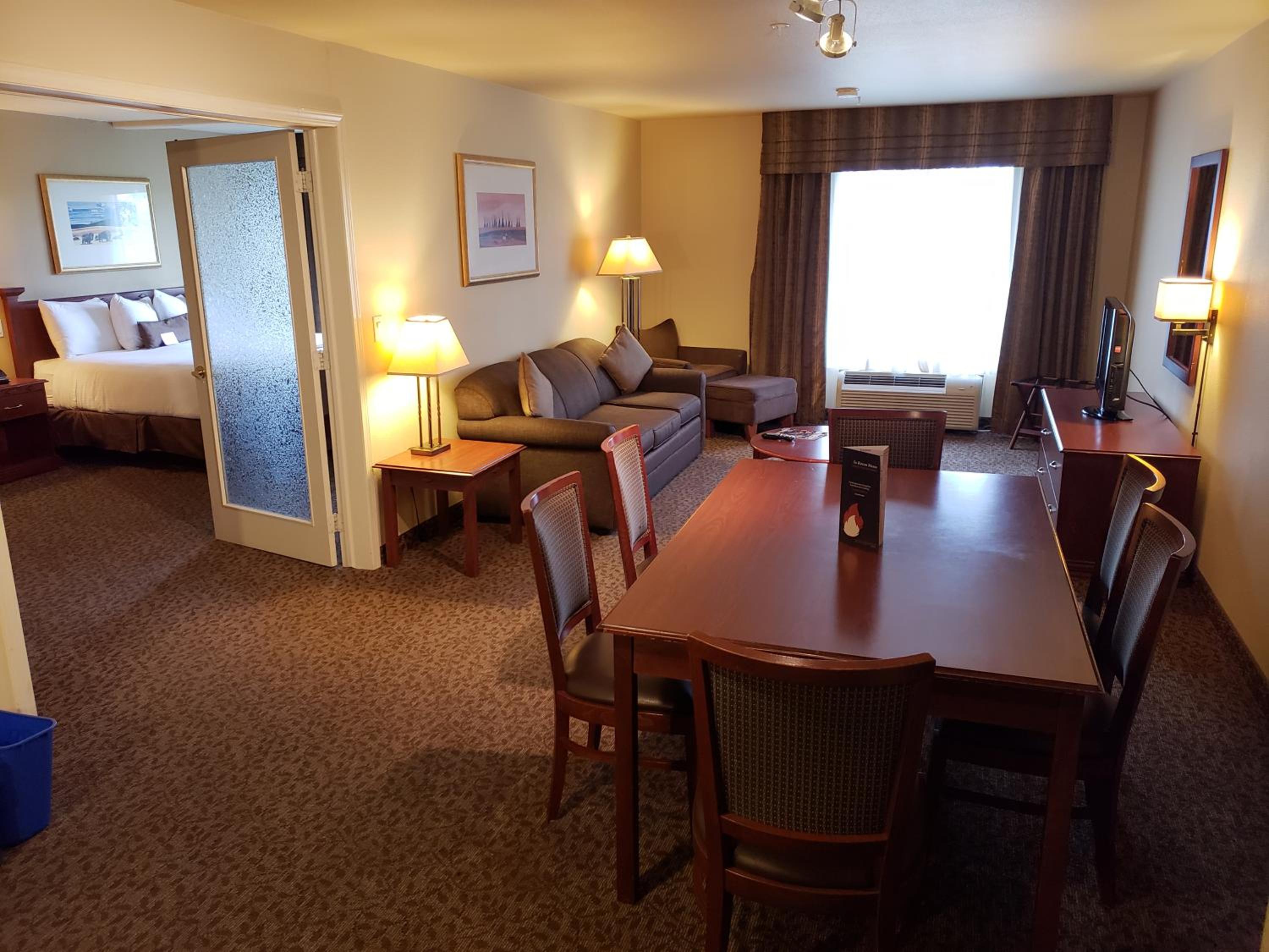 One-Bedroom King Business Suite, Non-Smoking - Photo 1