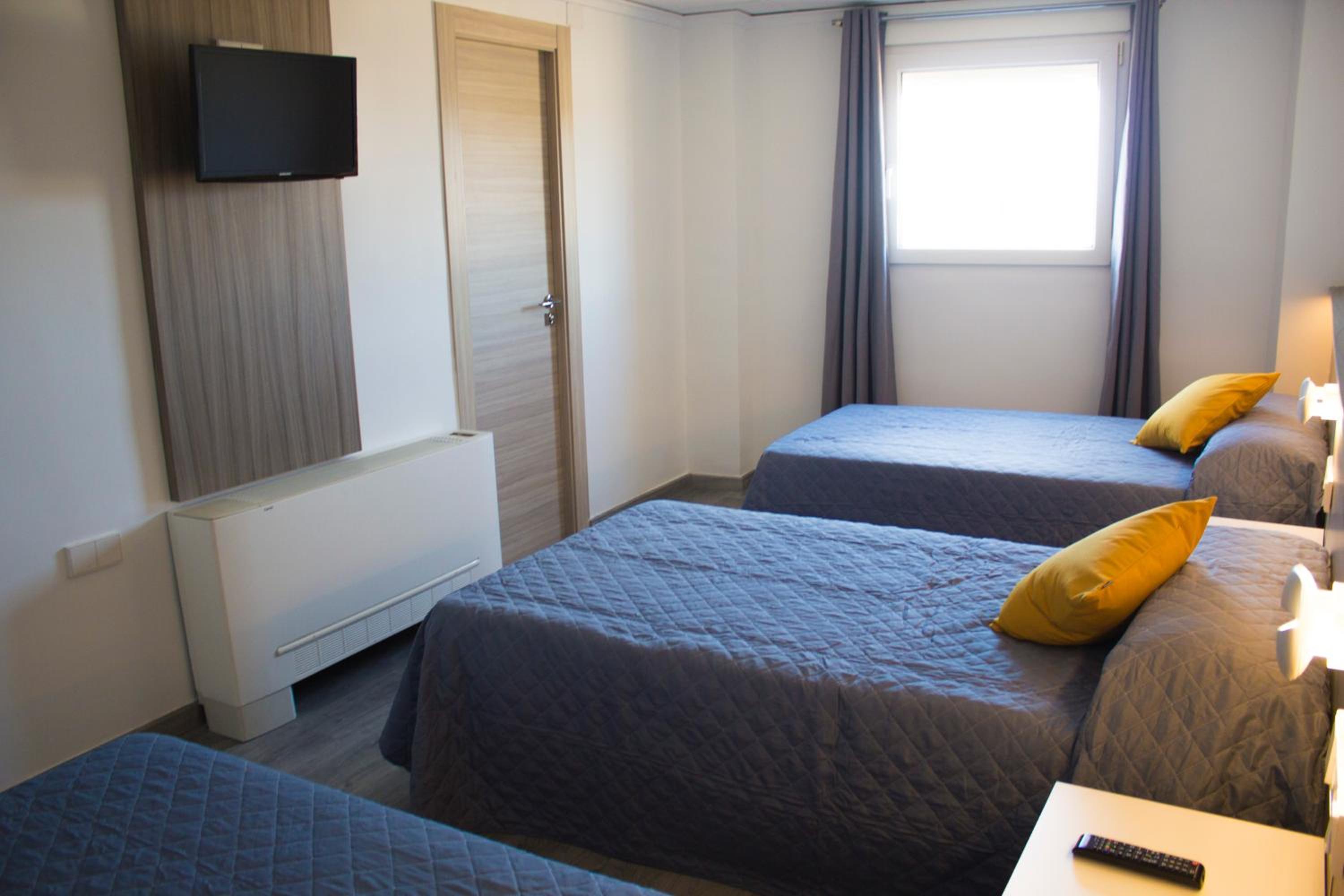 Family Triple Room with Private Bathroom photo 2