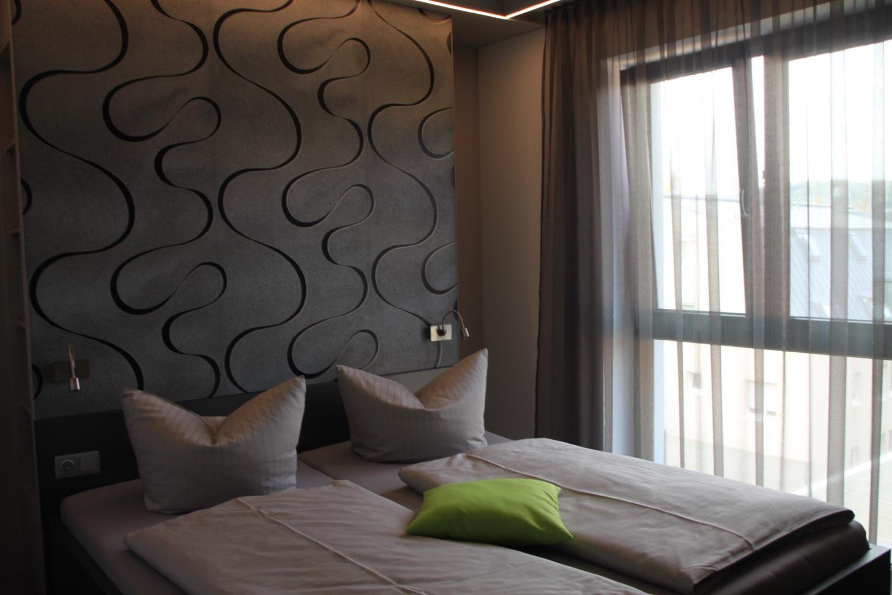 Double Room with City View - Photo 3