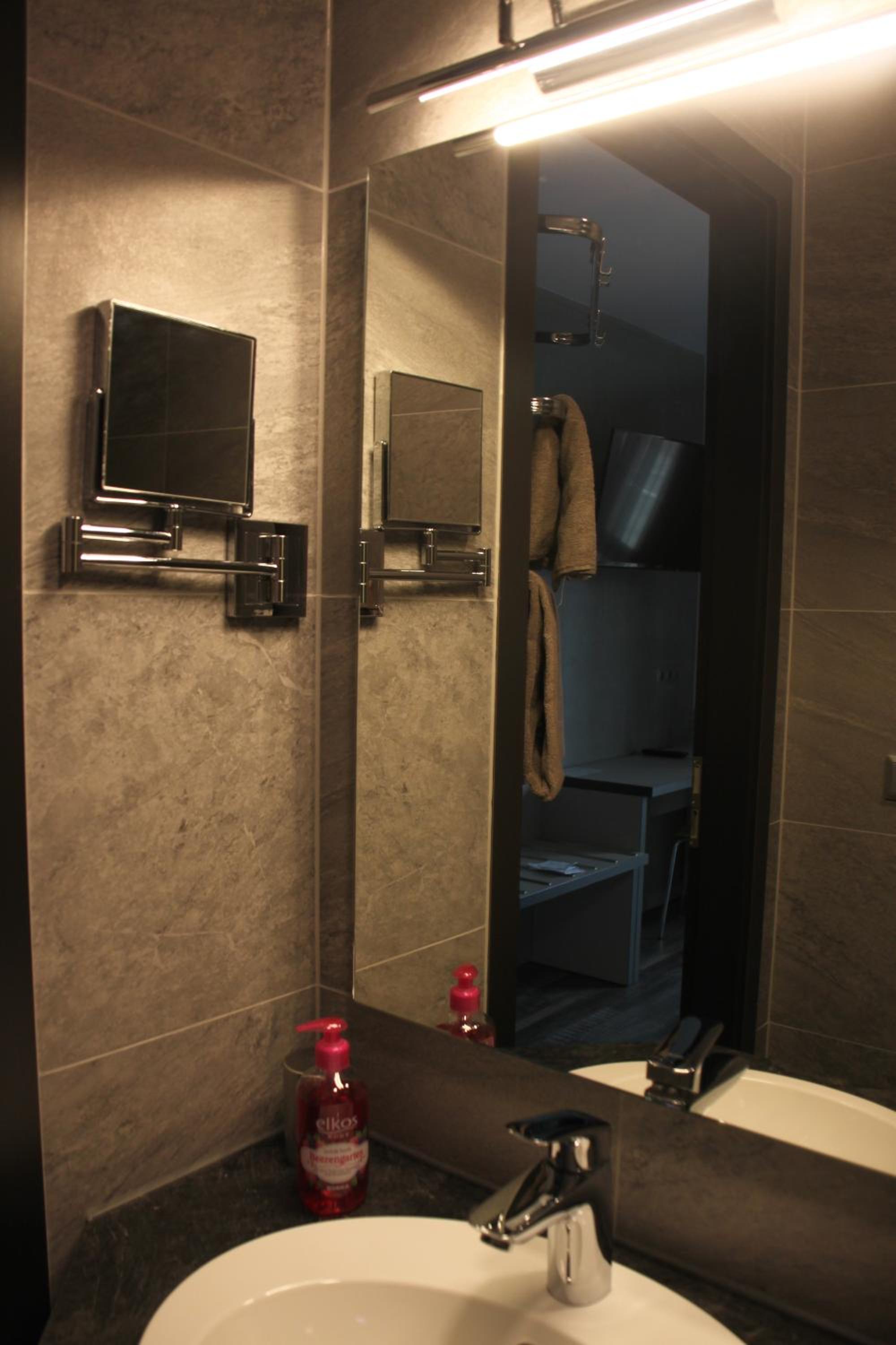 Double Room with City View - Photo 9