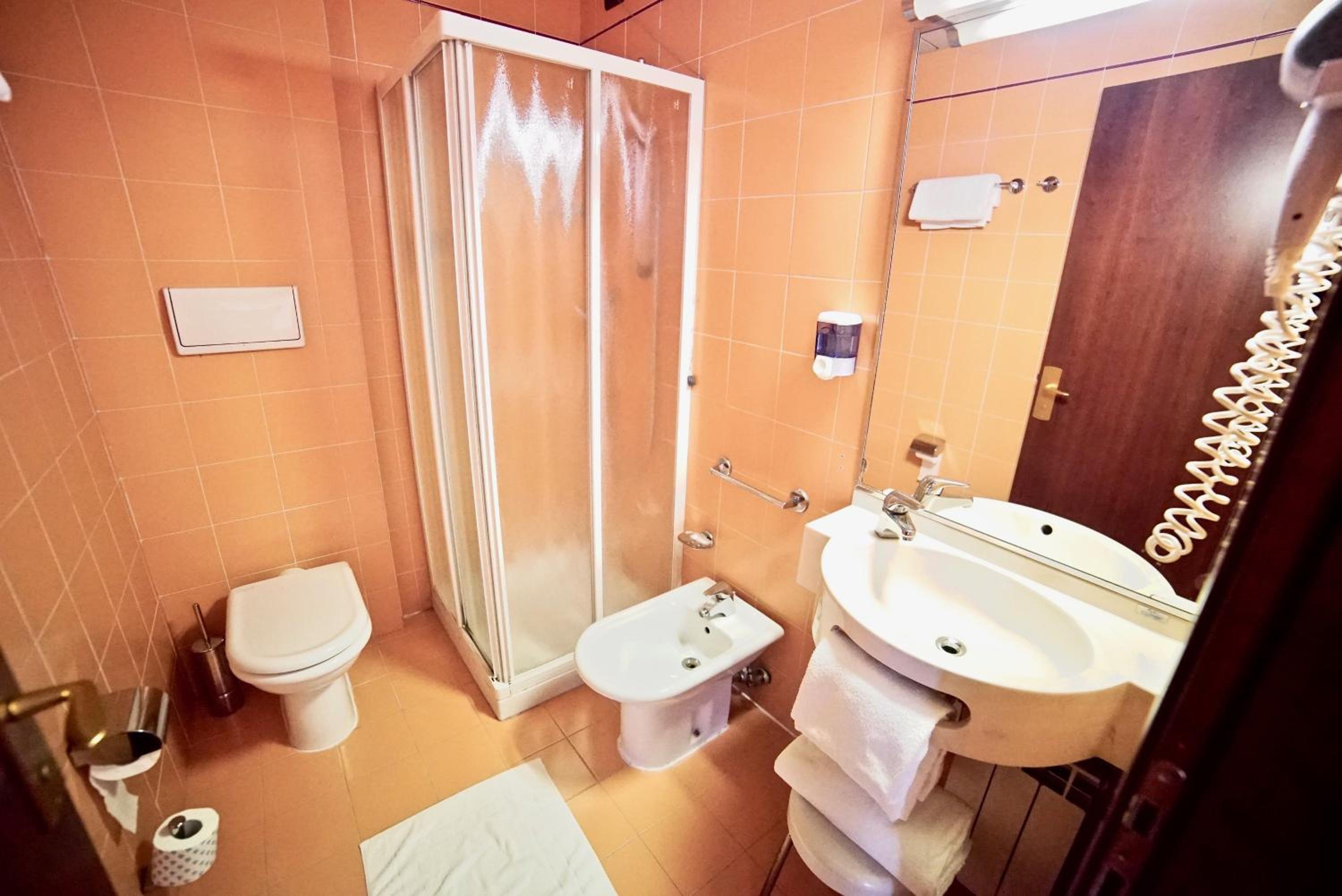 Double or Twin Room - Photo 8