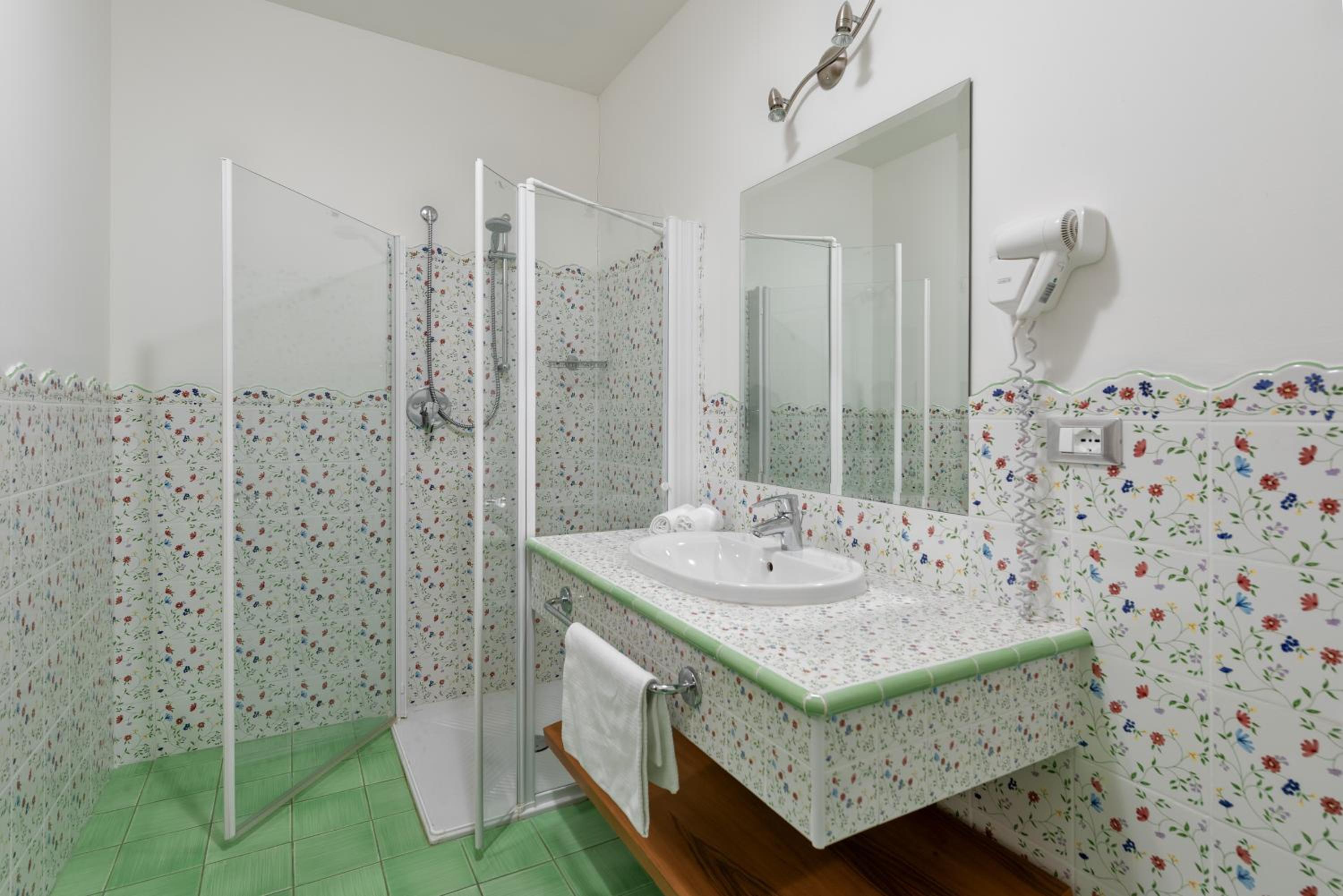 Deluxe Twin Room with Mountain View - Photo 2