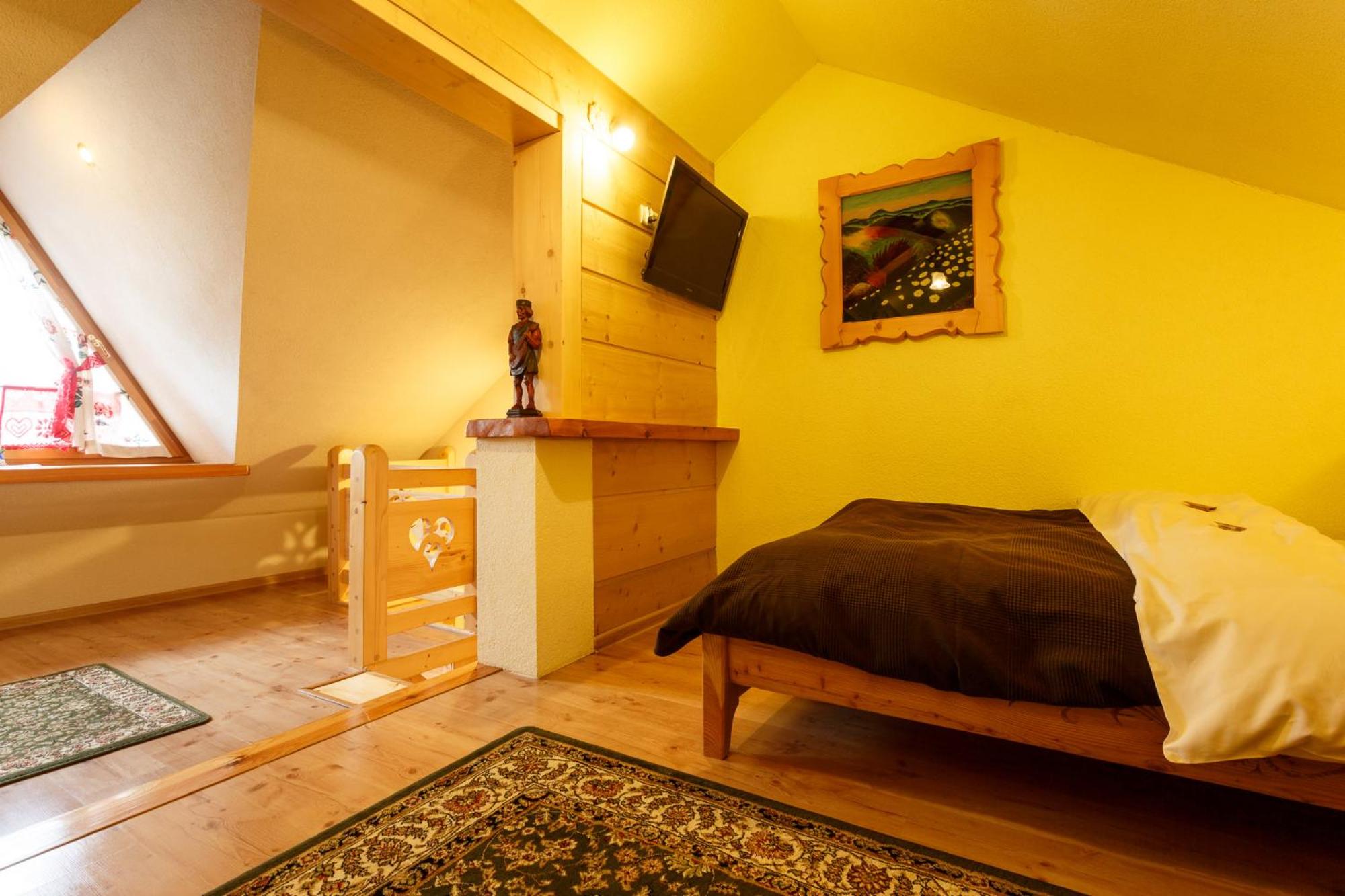Standard Room with Two Beds - Photo 8