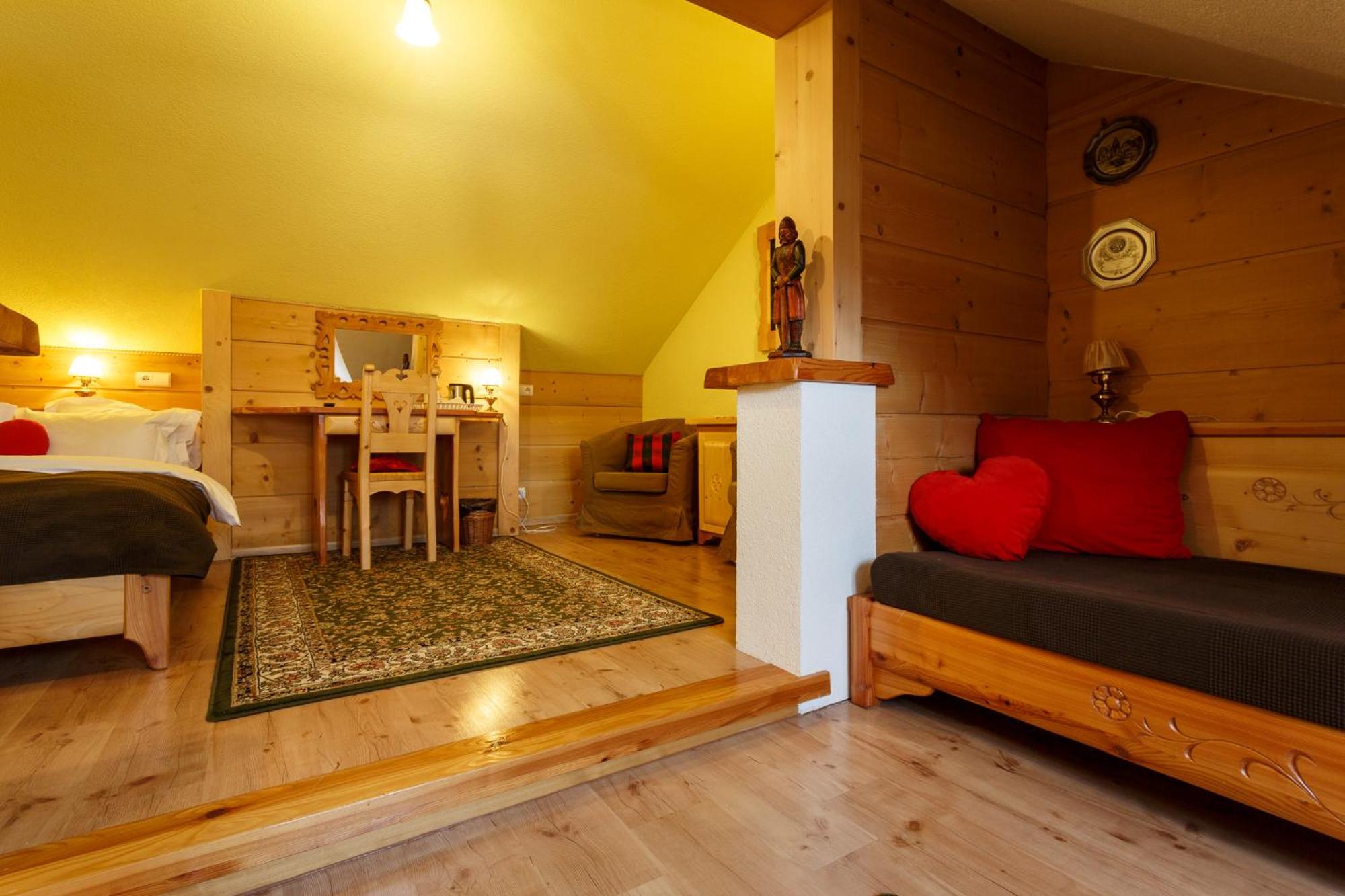 Standard Room with Two Beds - Photo 7
