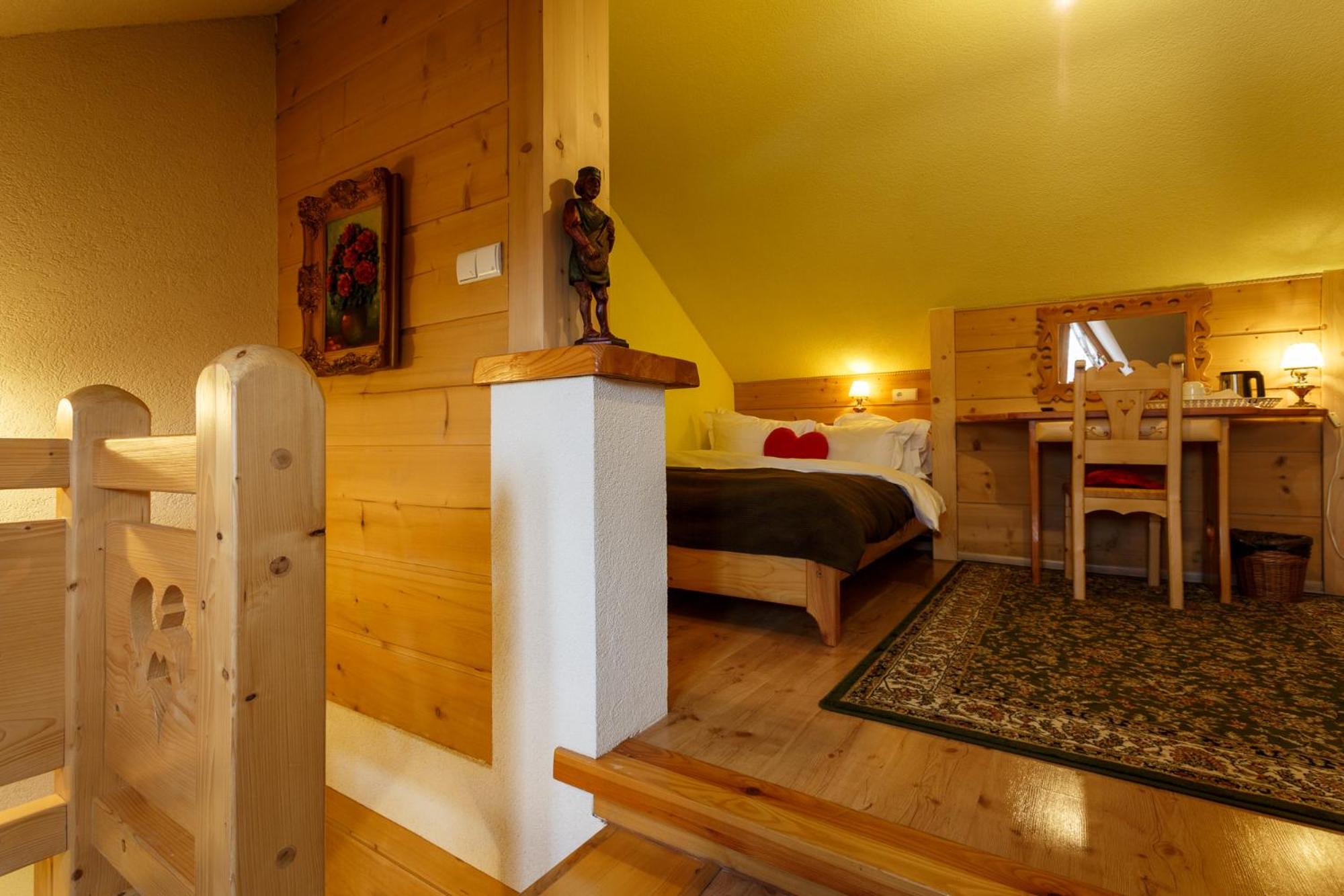 Standard Room with Two Beds - Photo 6