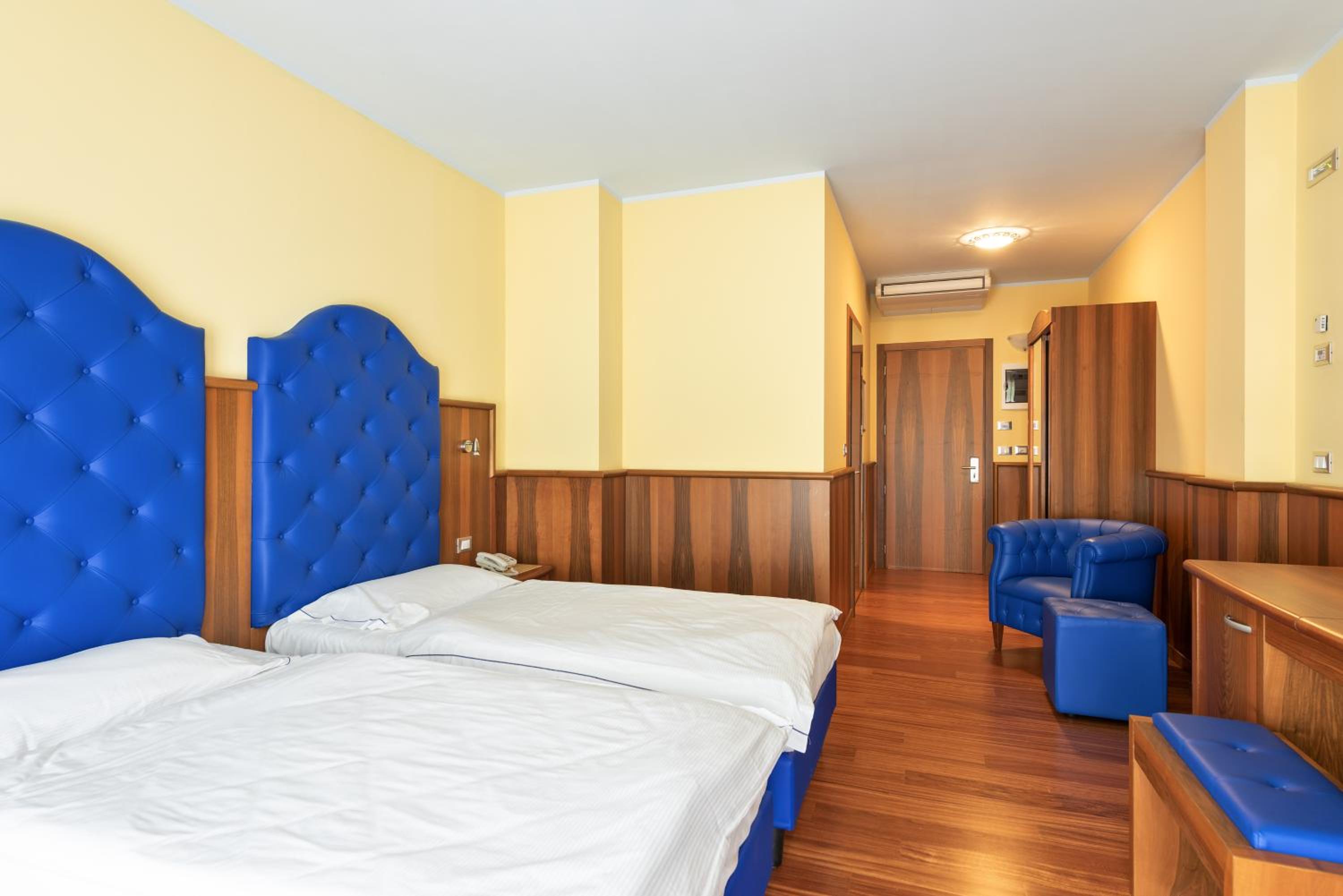 Deluxe Twin Room with Mountain View - Photo 6