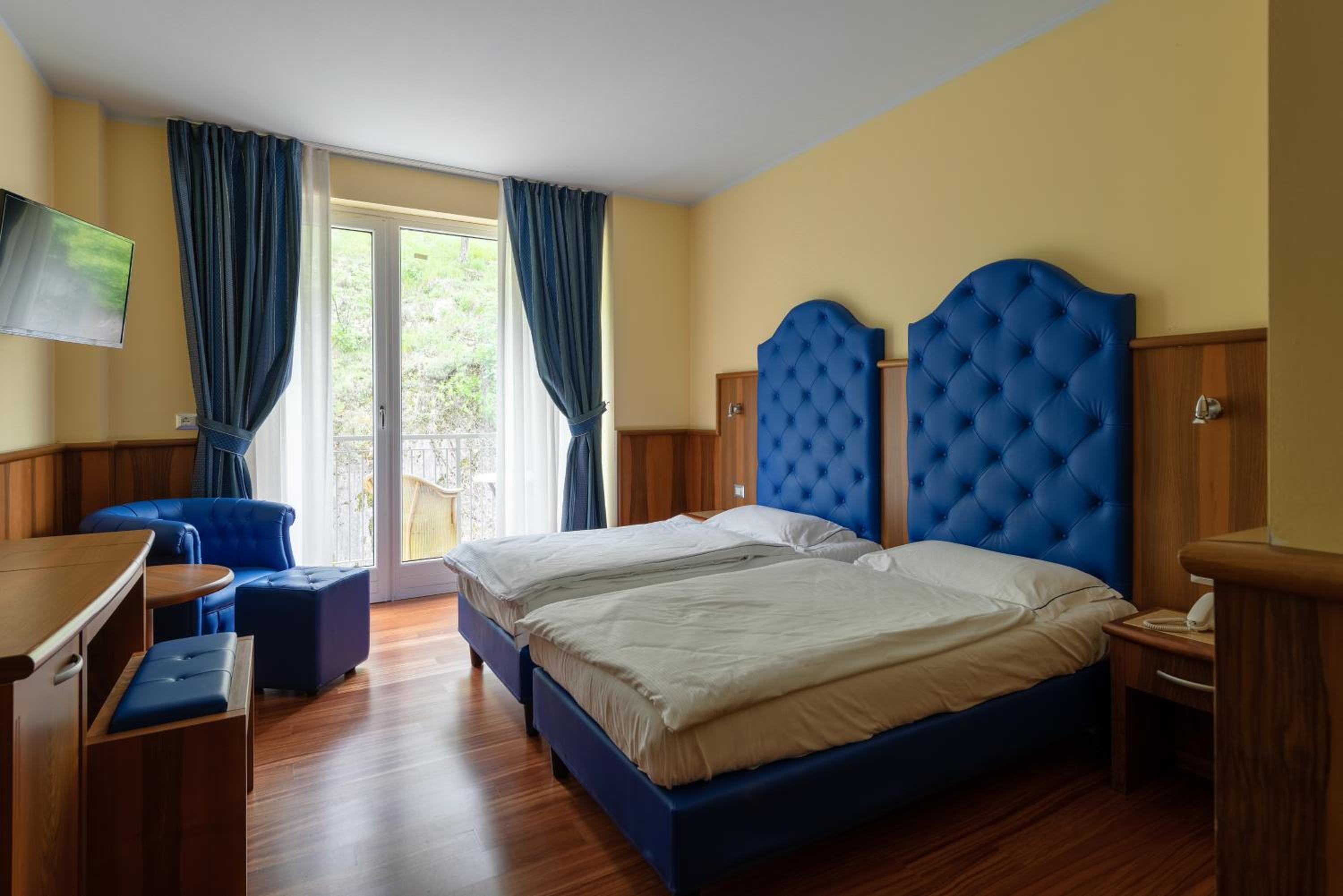 Deluxe Twin Room with Mountain View - Photo 1