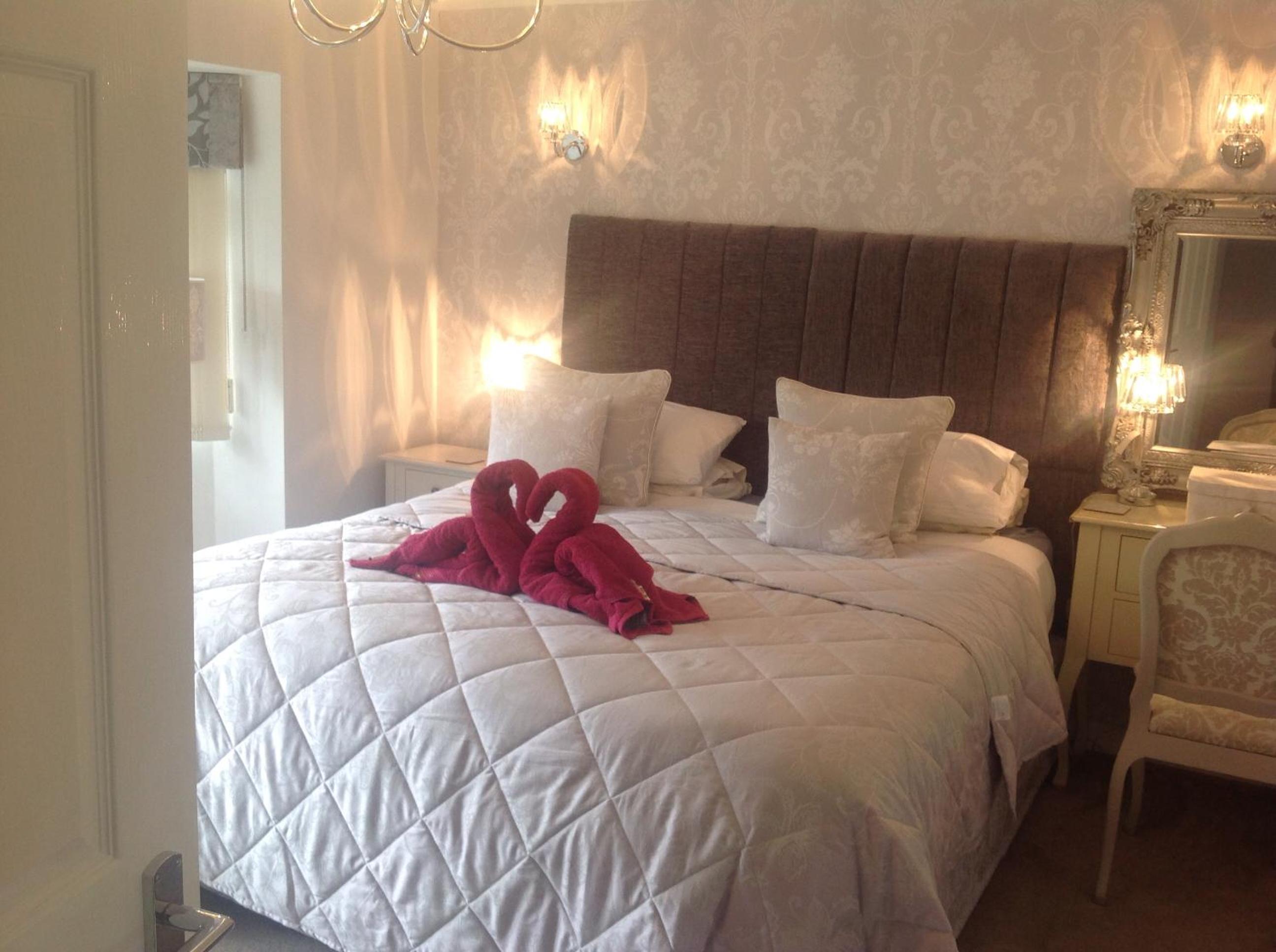 Deluxe King Room - Photo 13