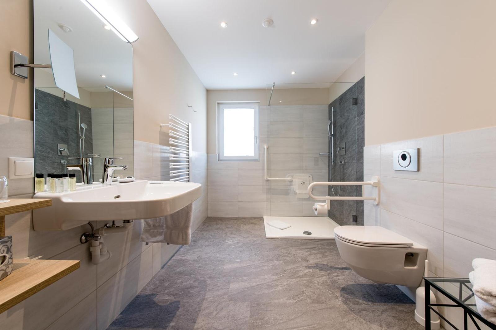 Double Room - Disability Access photo 3