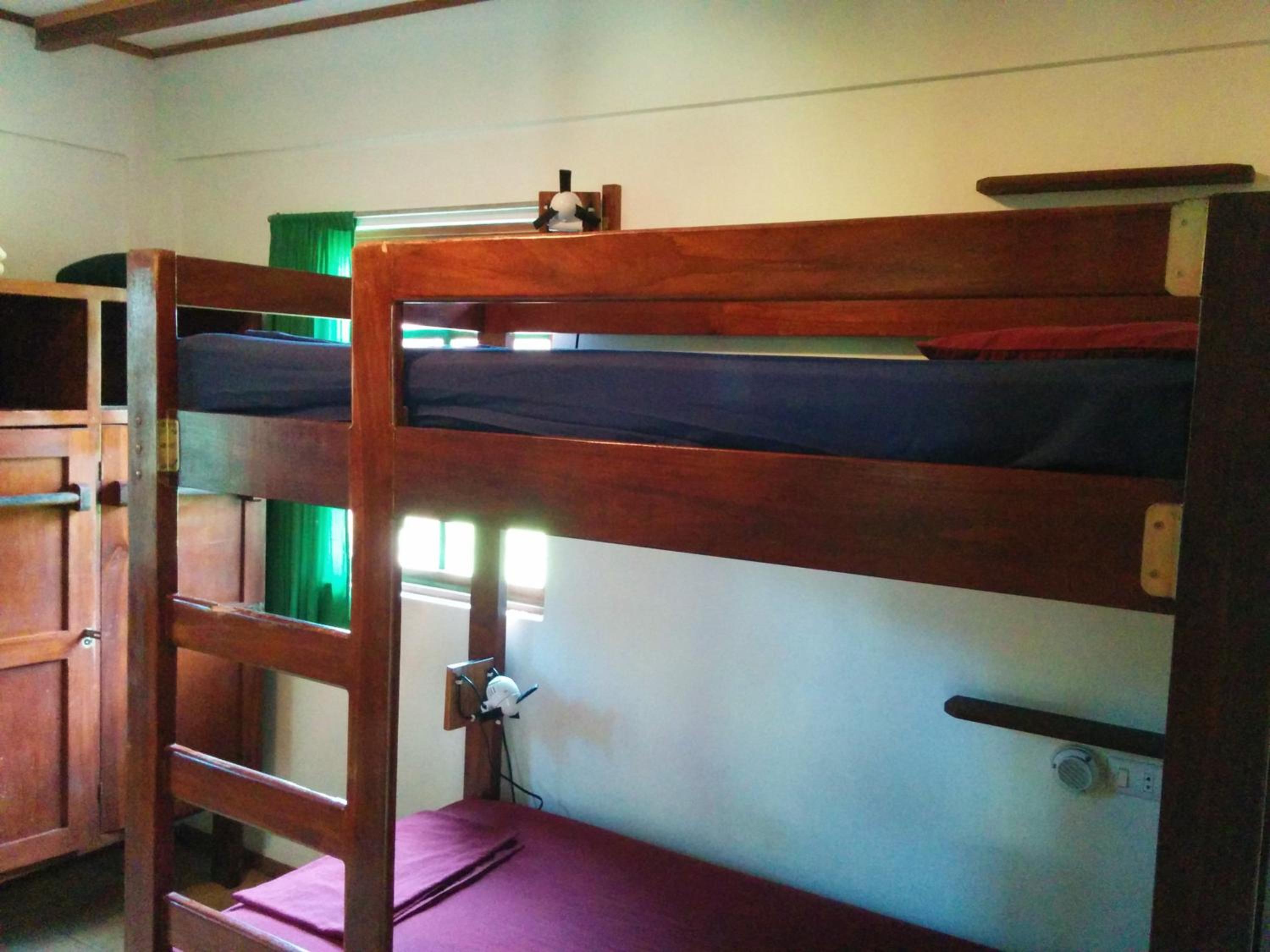 Cama Individual em Quarto Dormitório para 6 Pessoas