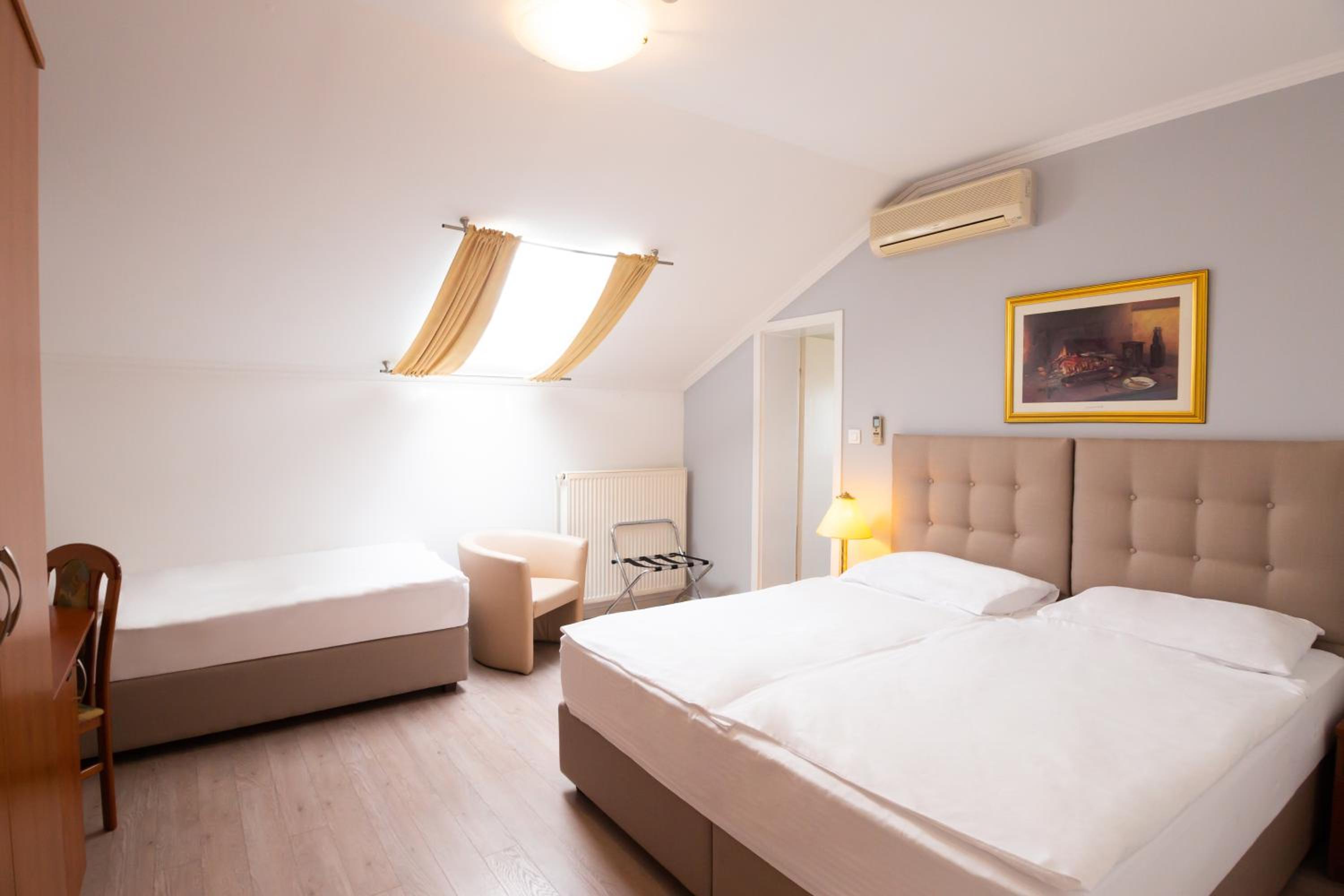 Economy Double or Twin Room - Photo 9