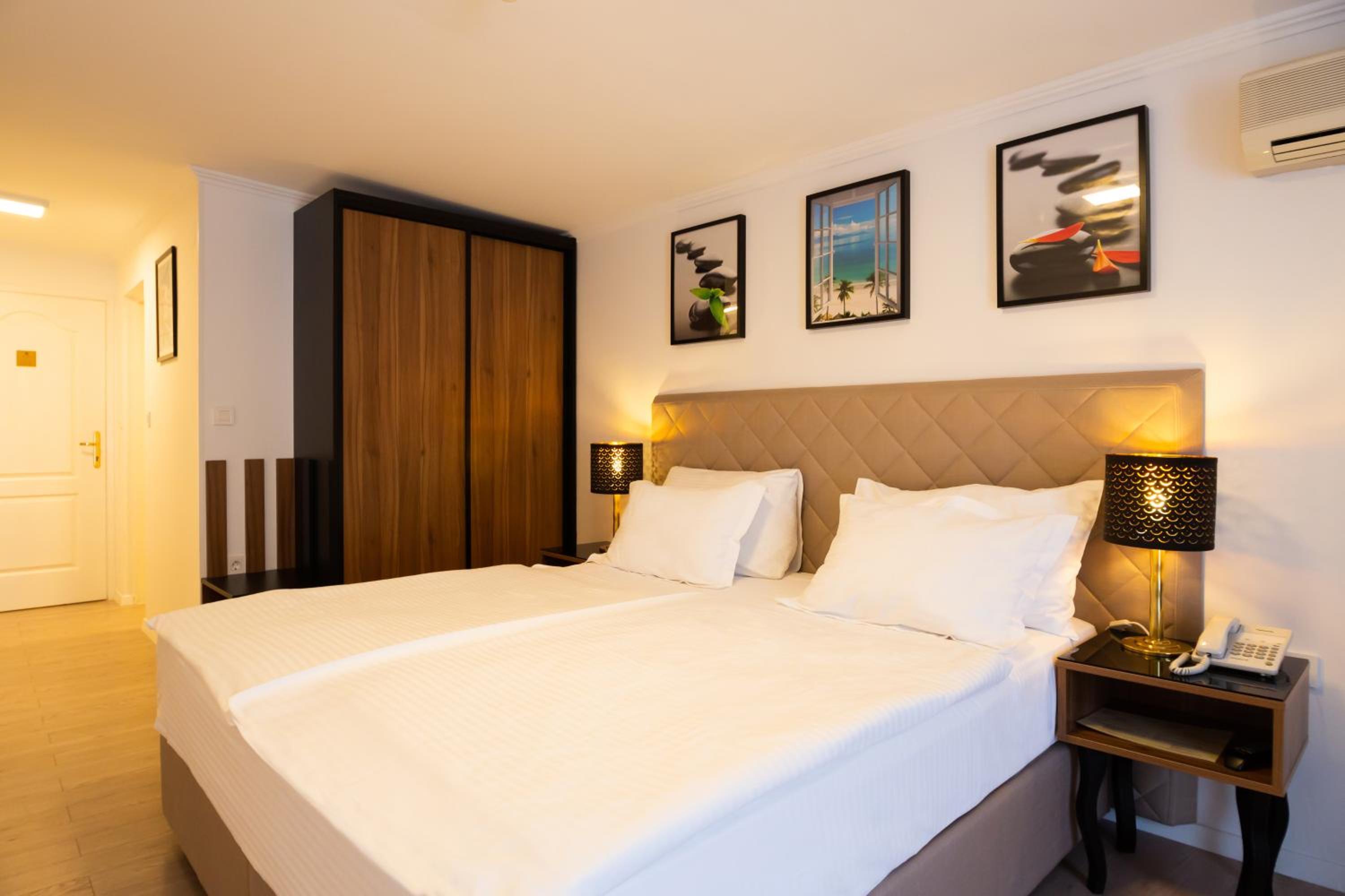 Deluxe Double Room - Photo 14