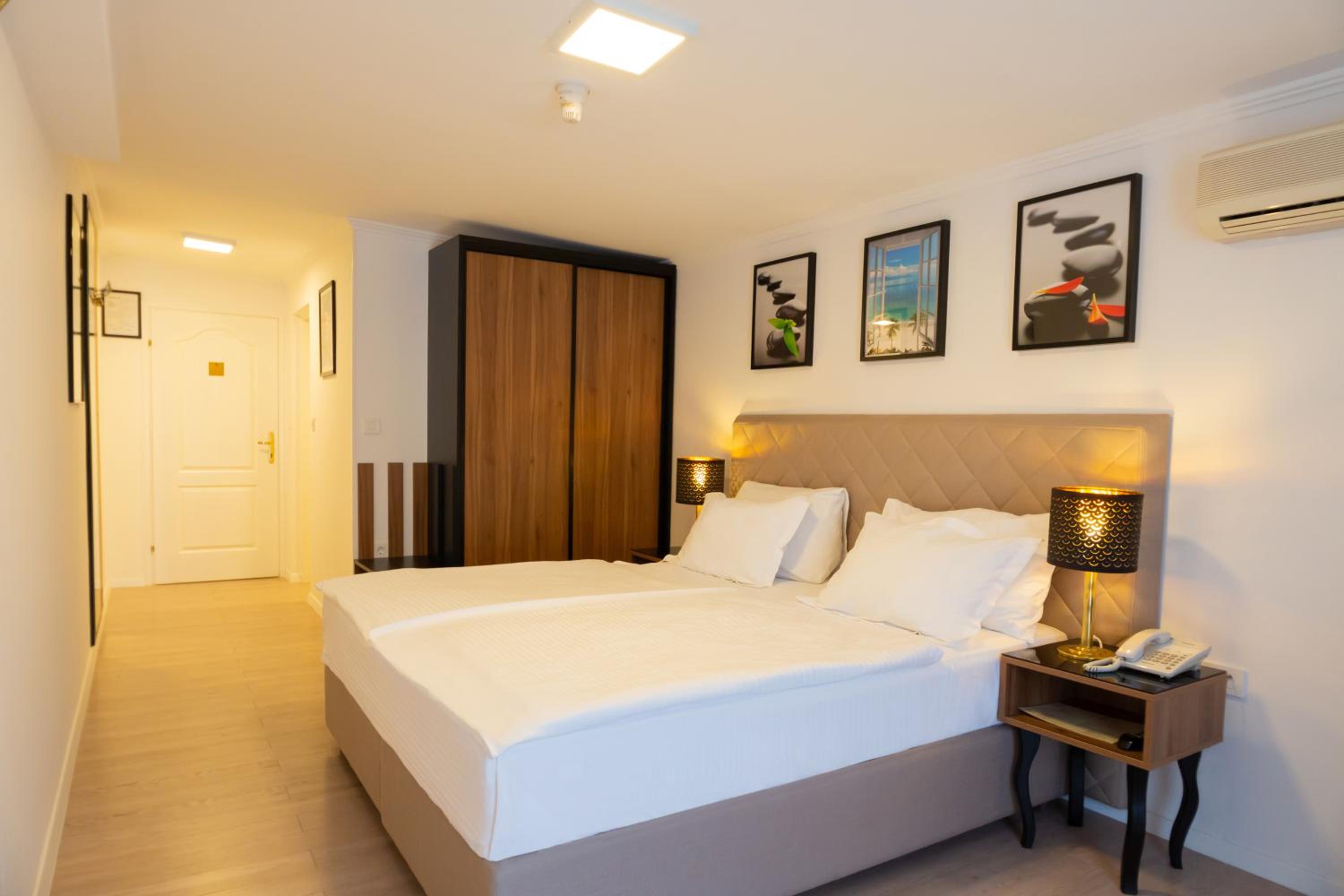 Deluxe Double Room - Photo 17