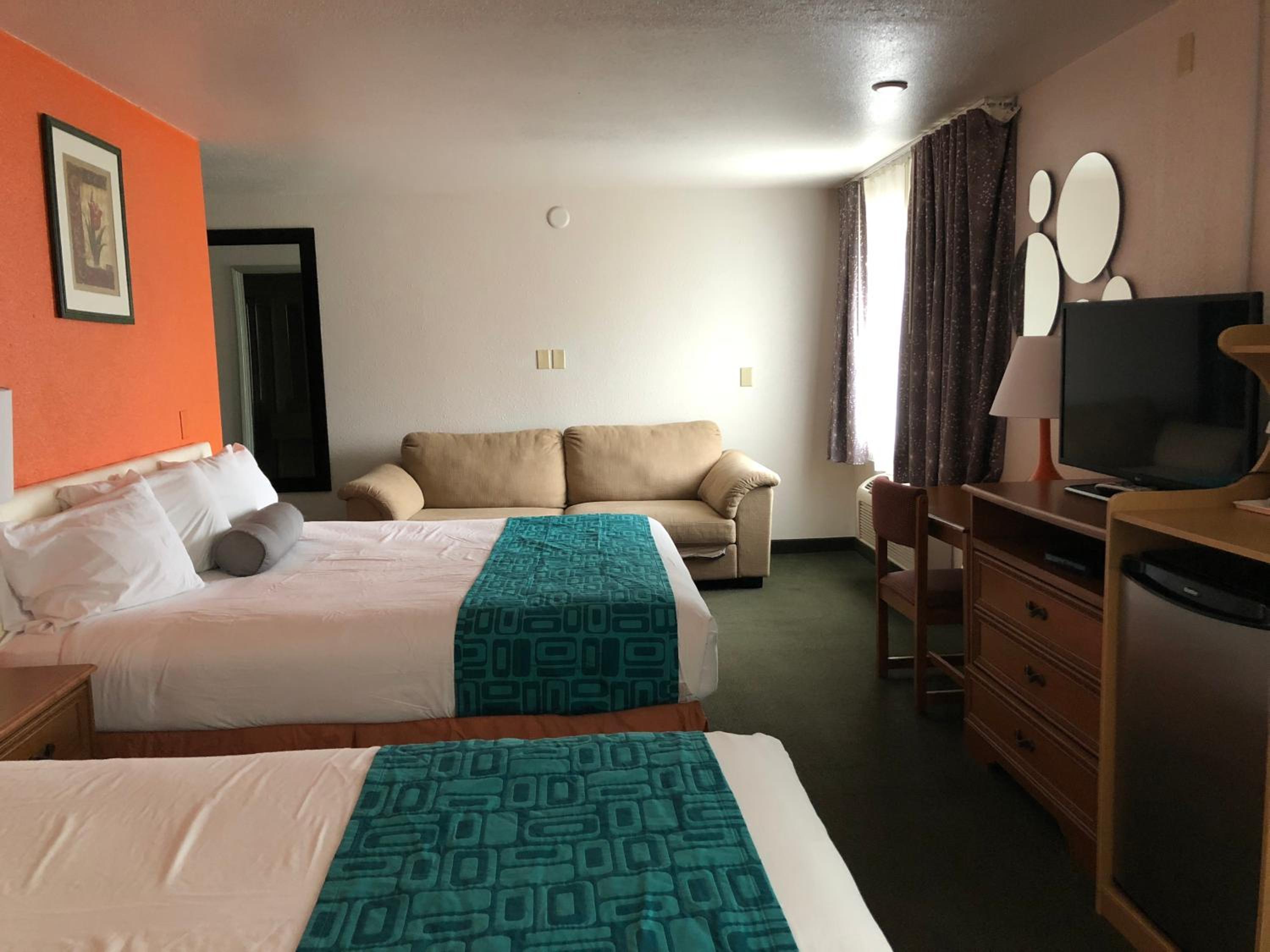 Deluxe King Room with Two King Beds - Non-Smoking - Photo 3