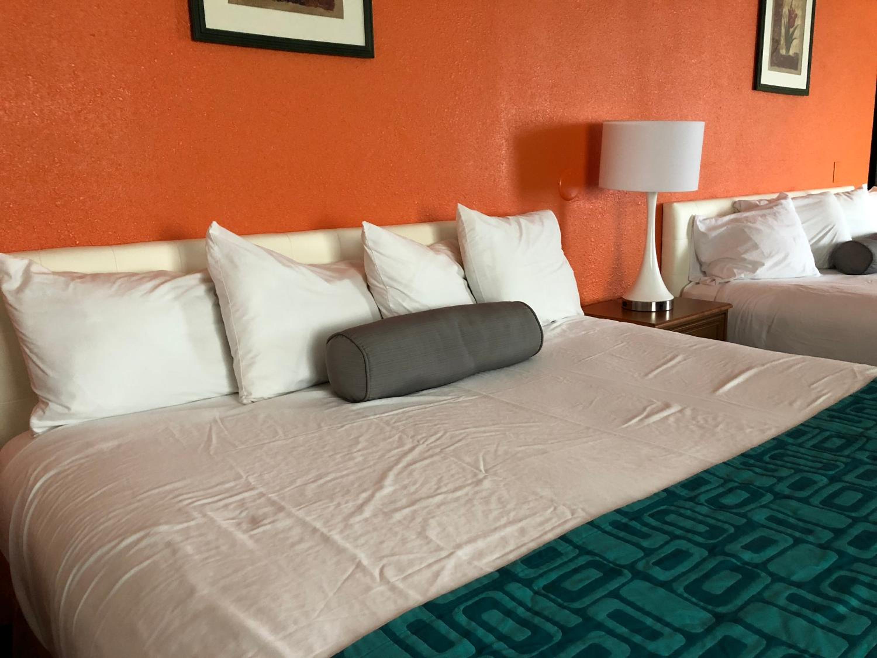 Deluxe King Room with Two King Beds - Non-Smoking - Photo 6