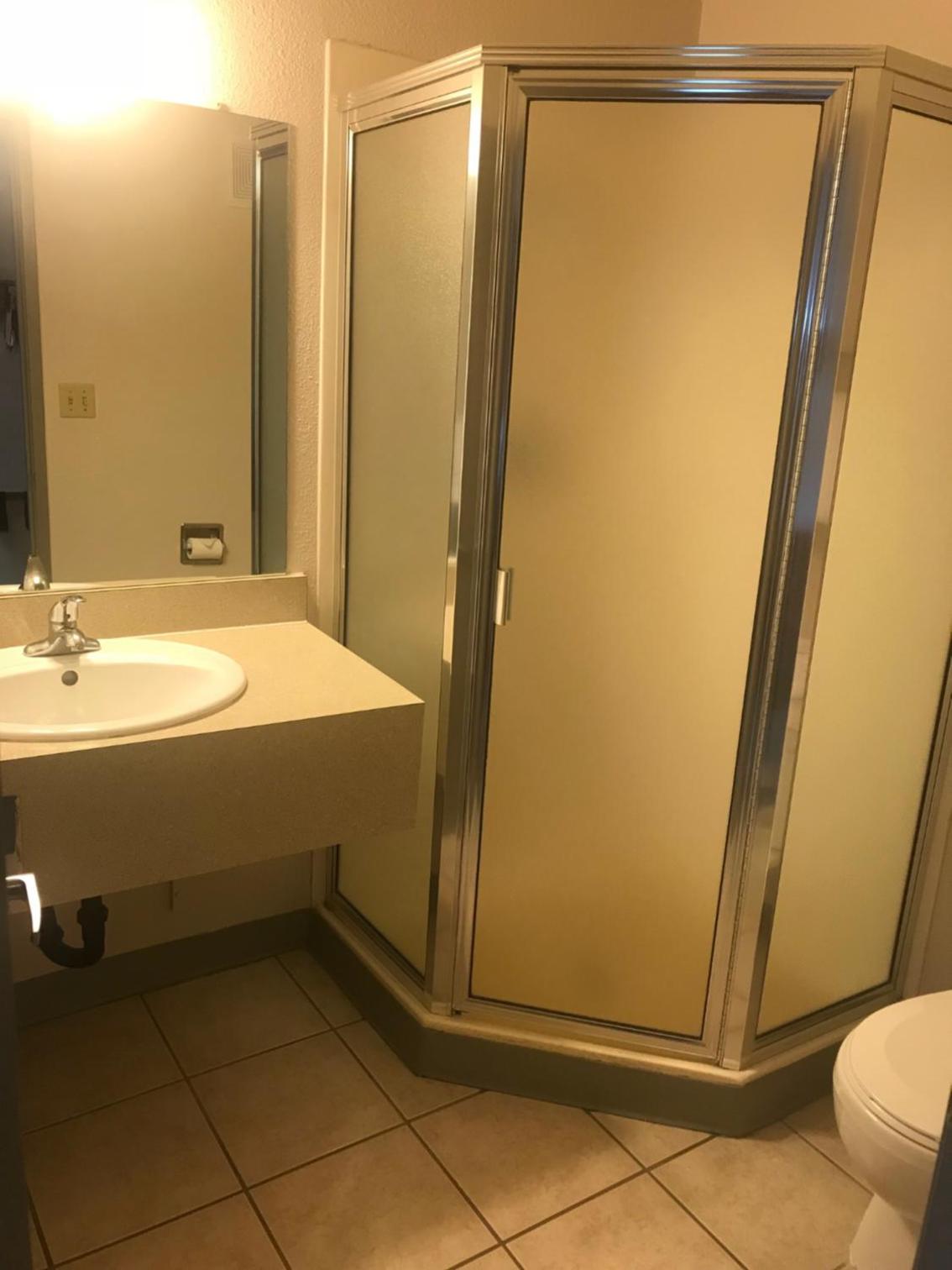 Queen Room - Disability Access - Non-Smoking - Photo 4