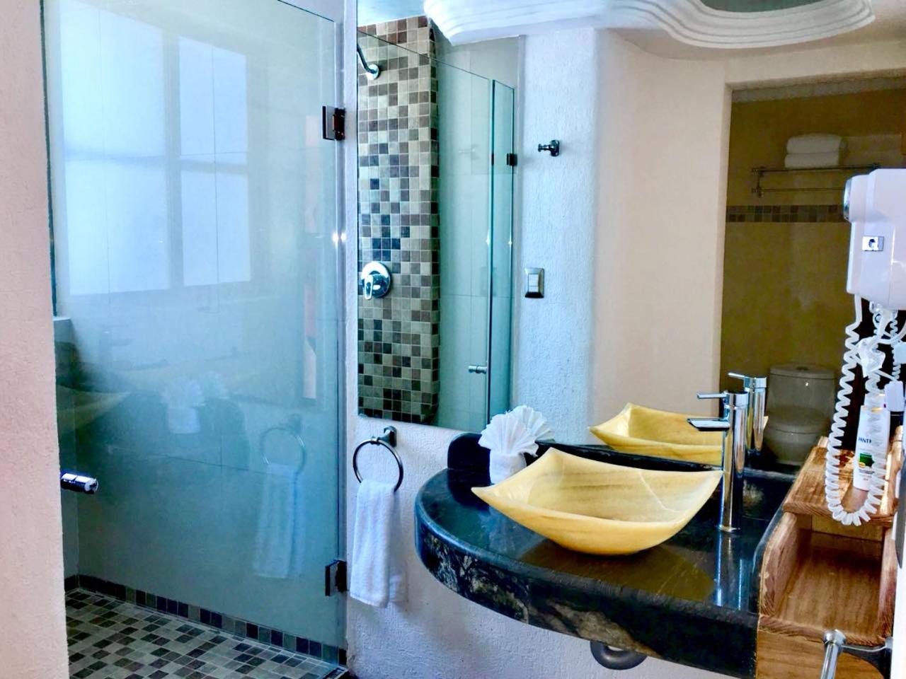 Standard Queen Room with Two Queen Beds photo 2