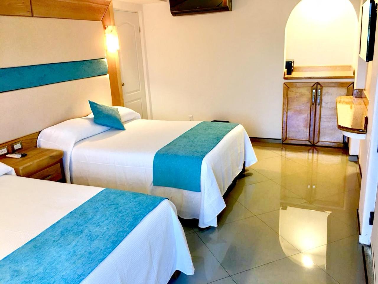 Standard Queen Room with Two Queen Beds photo 3