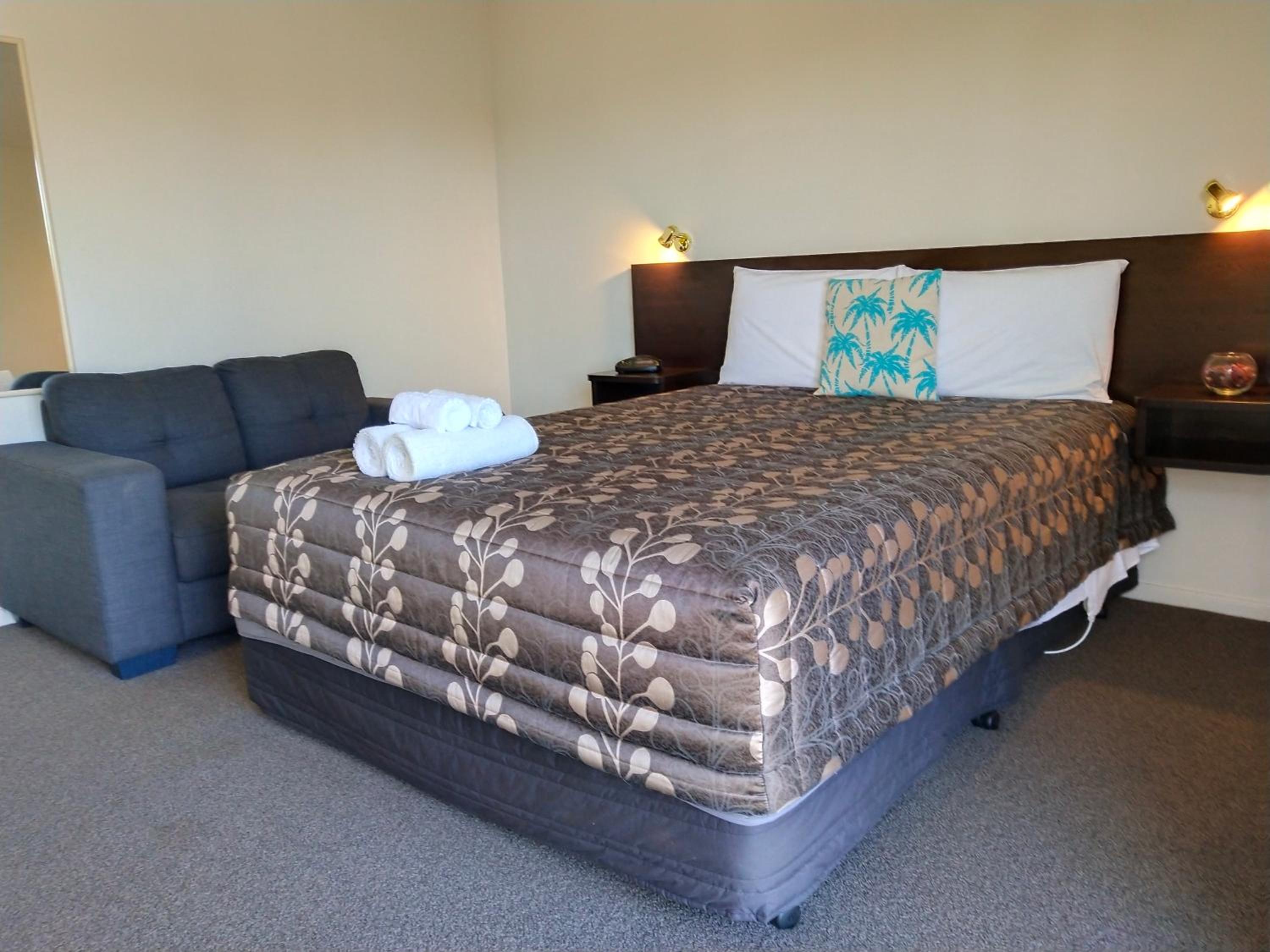 One-Bedroom Apartment (5 Adults) photo 1