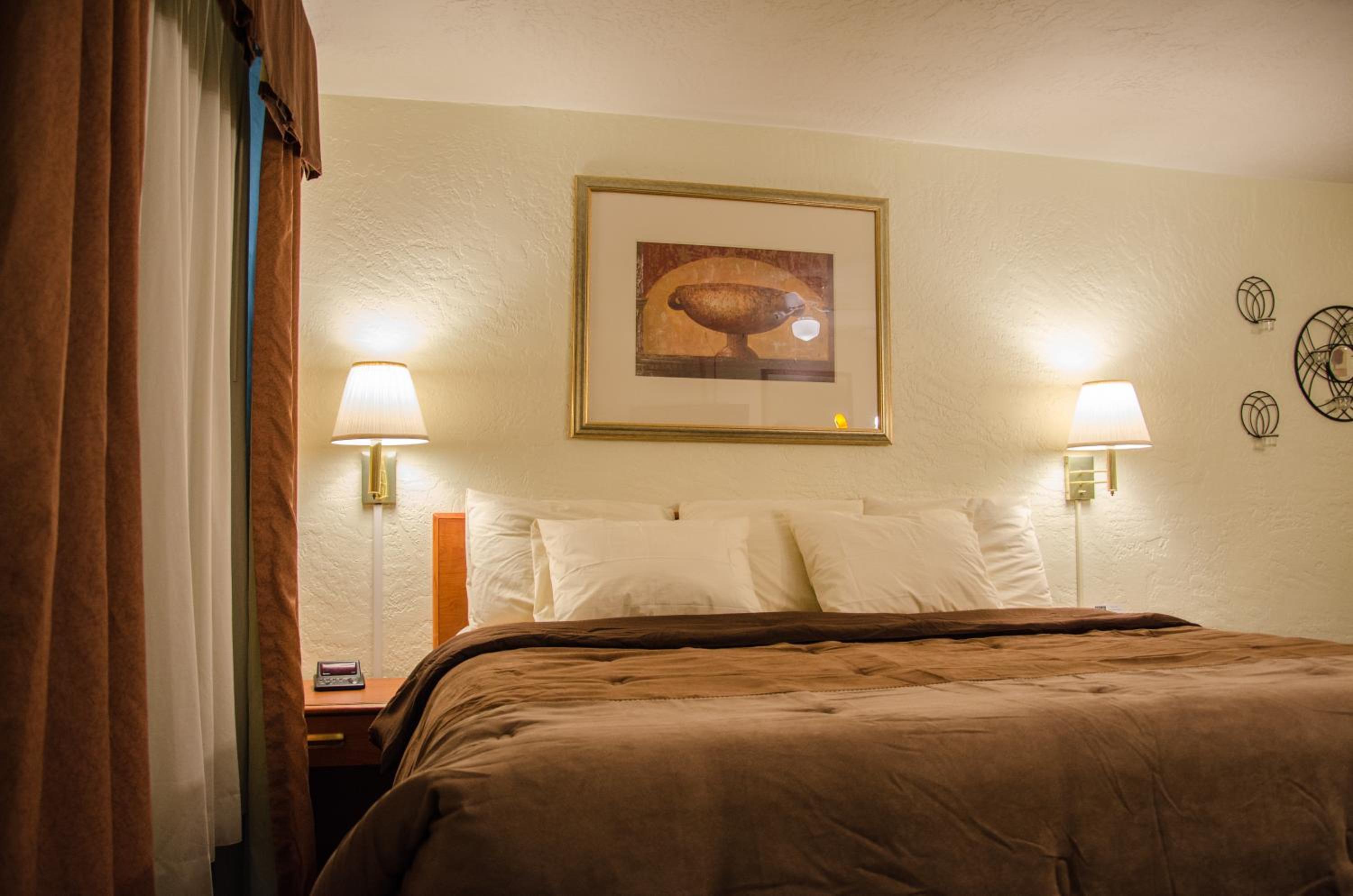 King Room - Non-Smoking - Photo 5