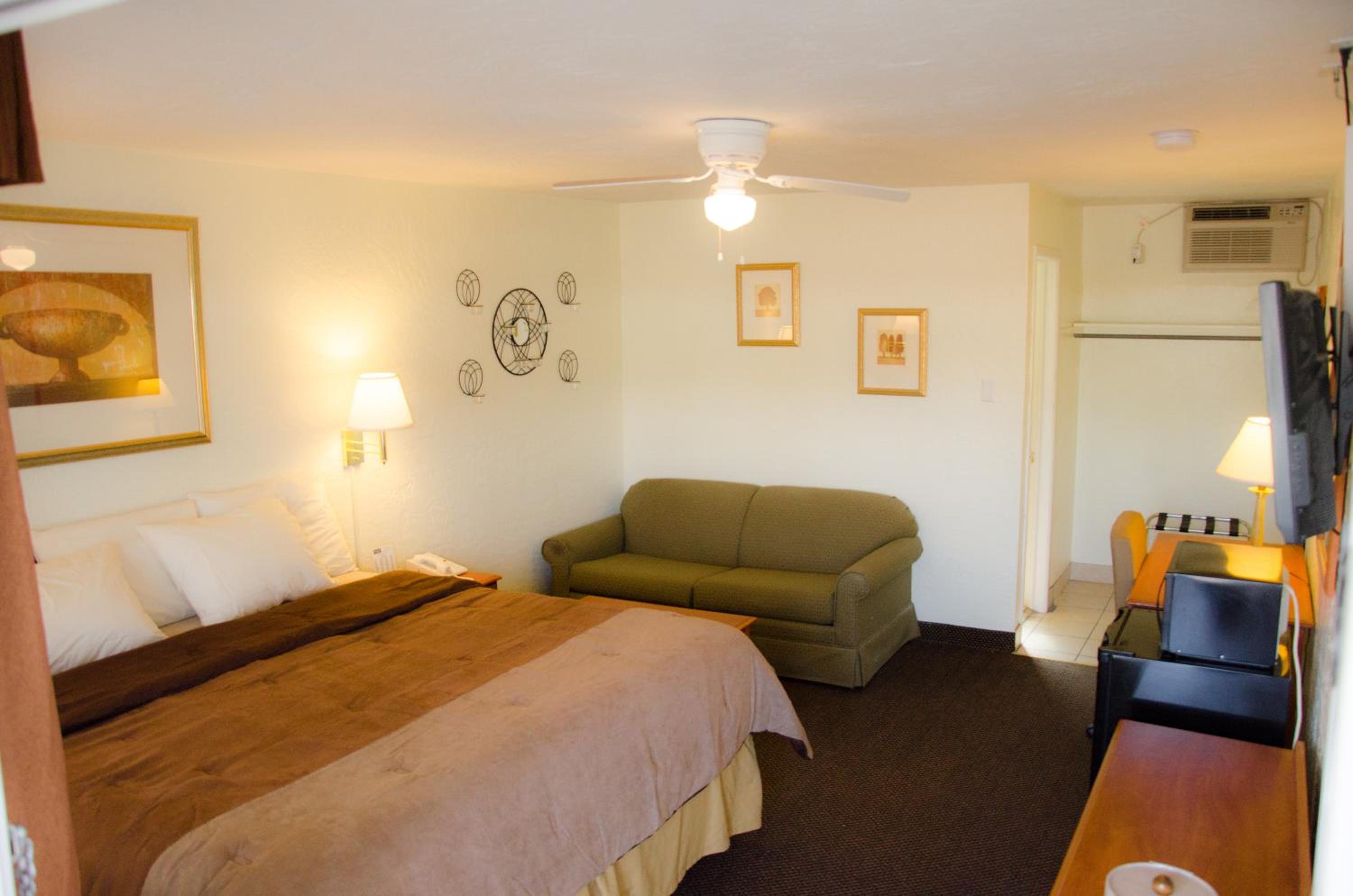 King Room - Non-Smoking - Photo 6