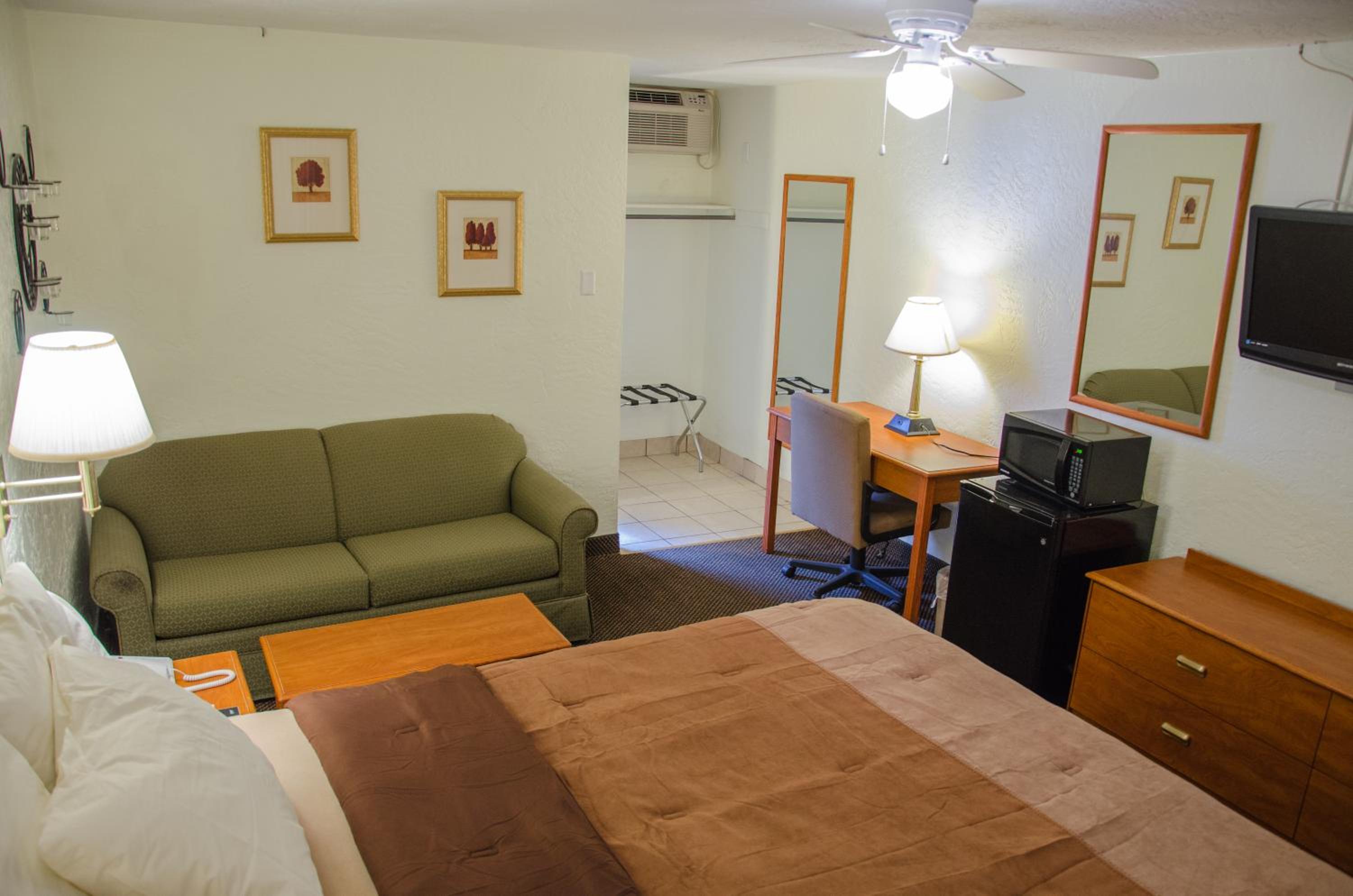 King Room - Non-Smoking - Photo 4